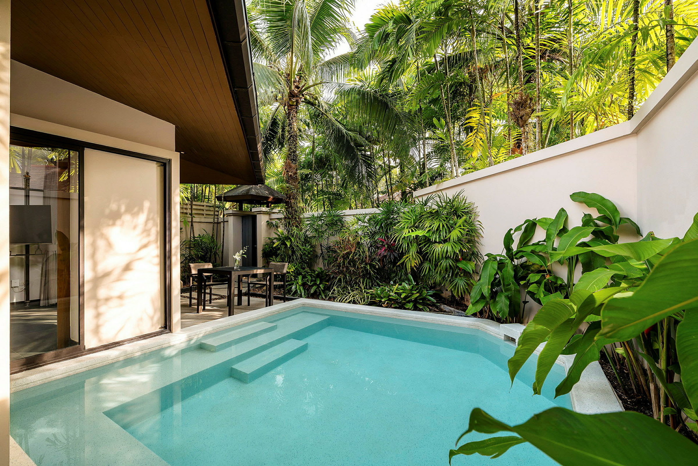 Privat pool omgivet af frodig grønne ved en moderne bygning. (AI-genereret tekst)