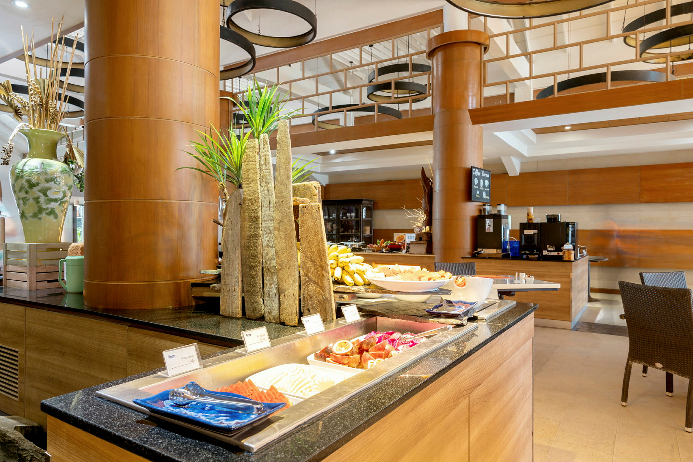 En frugtbuffet i et veldesignet restaurantmiljø. (AI-genereret tekst)