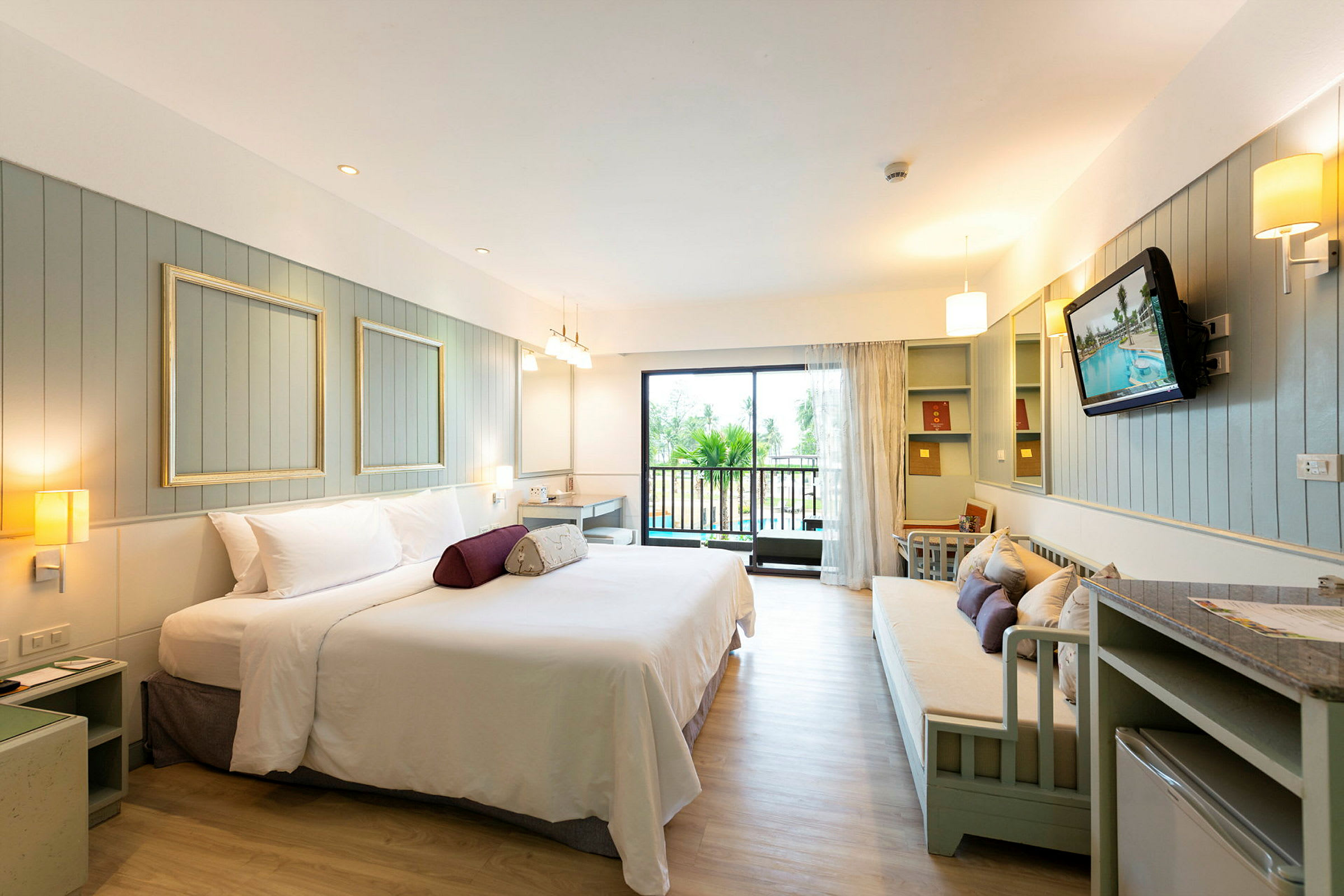 Et rummeligt hotelværelse med moderne møbler og balkon. (AI-genereret tekst)