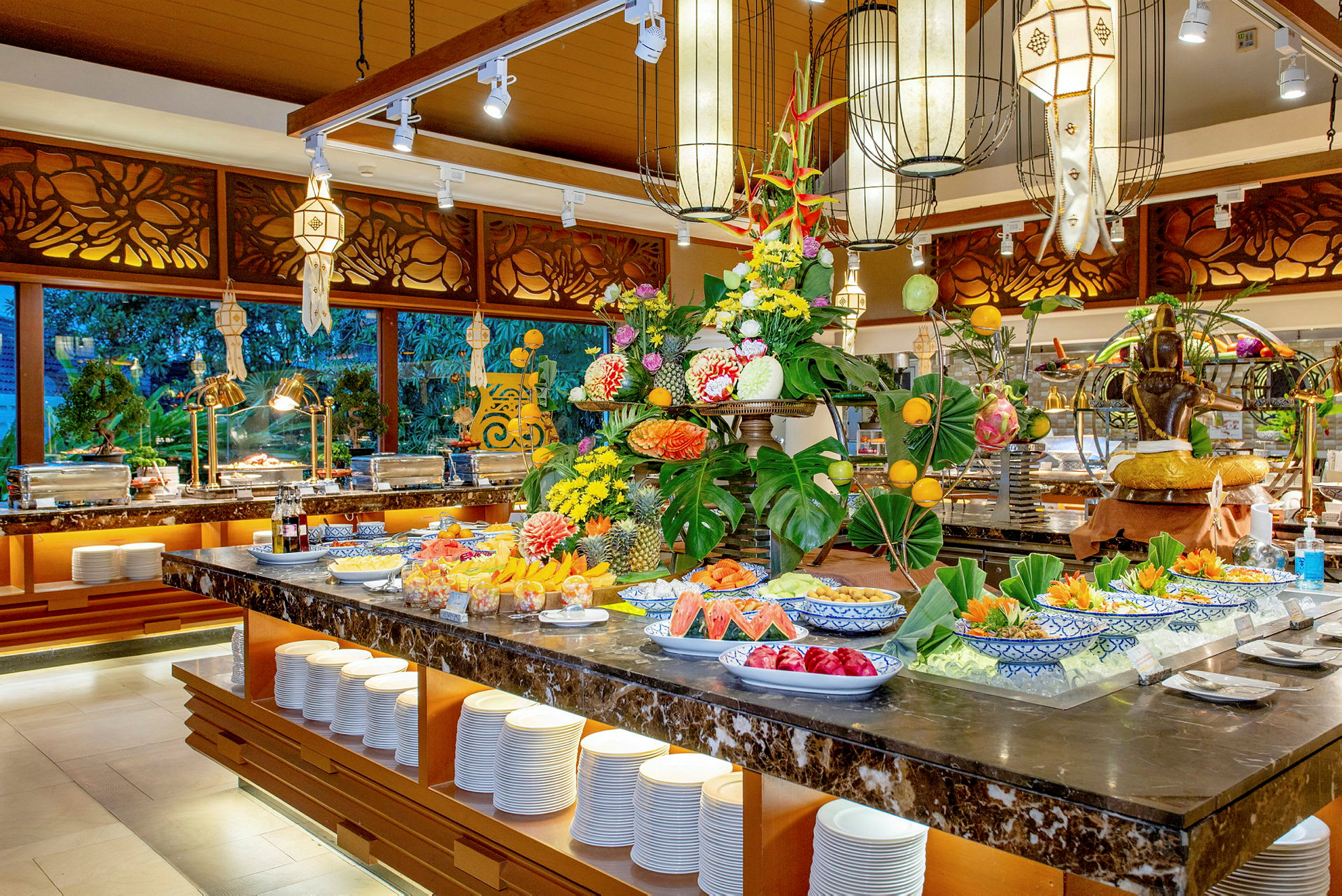 En buffet med friske frugter og dekorative elementer i en restaurant. (AI-genereret tekst)