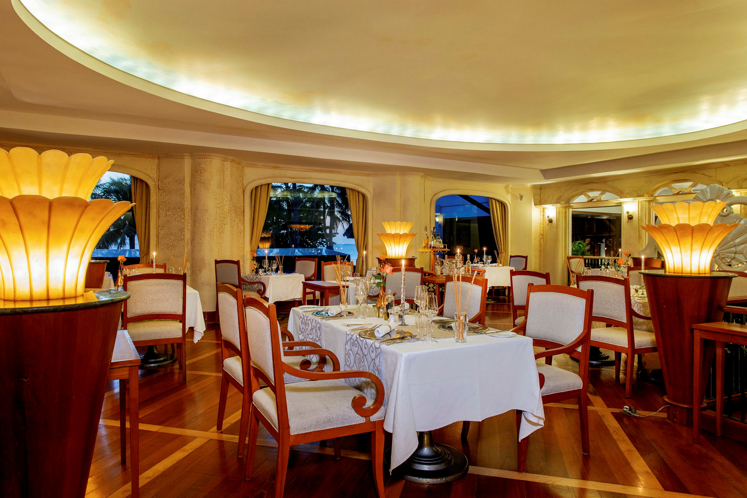 En elegant restaurant med hvide duge og trædetaljer. (AI-genereret tekst)