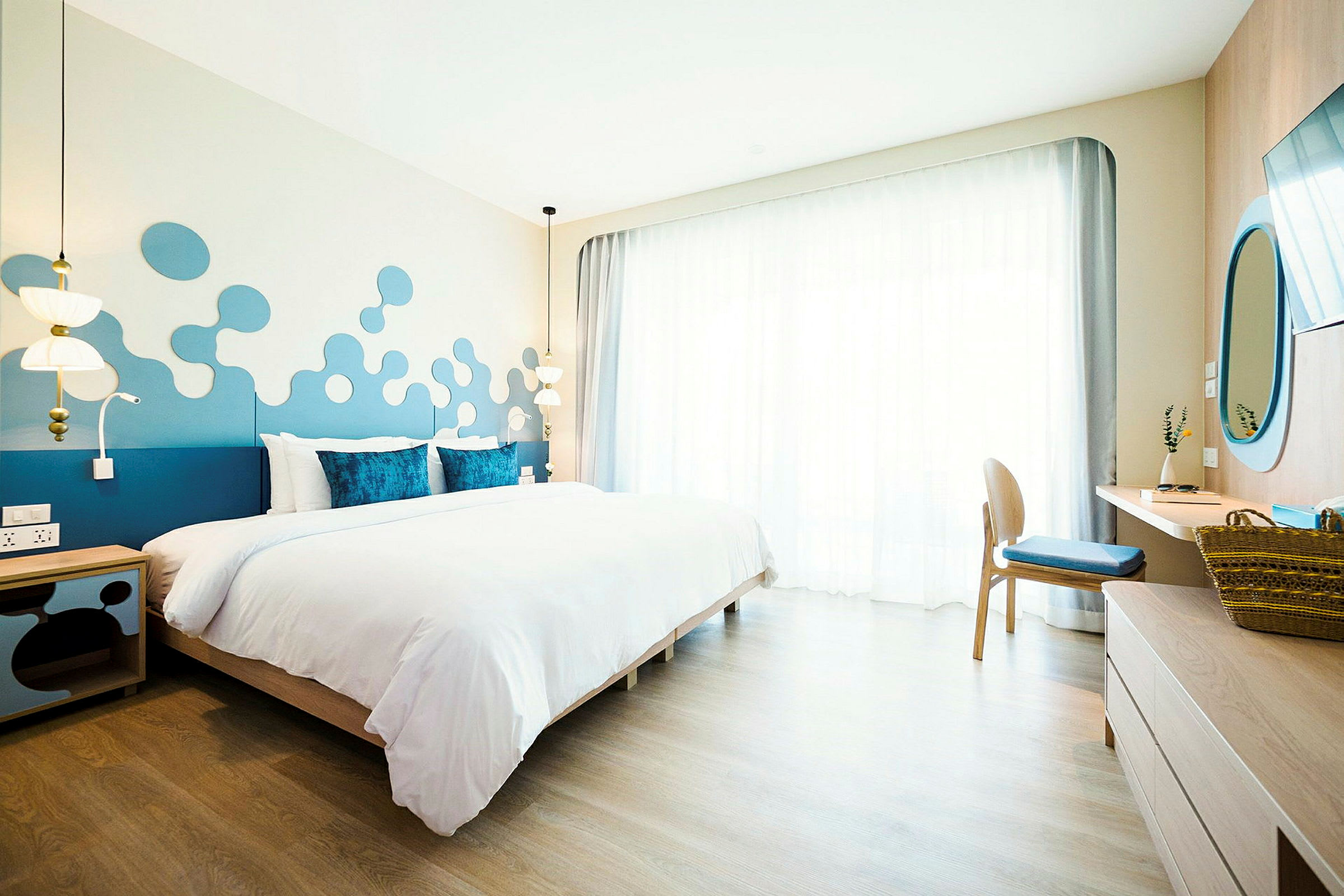 Et moderne hotelværelse med en stor dobbeltseng og stilfuldt interiør. (AI-genereret tekst)
