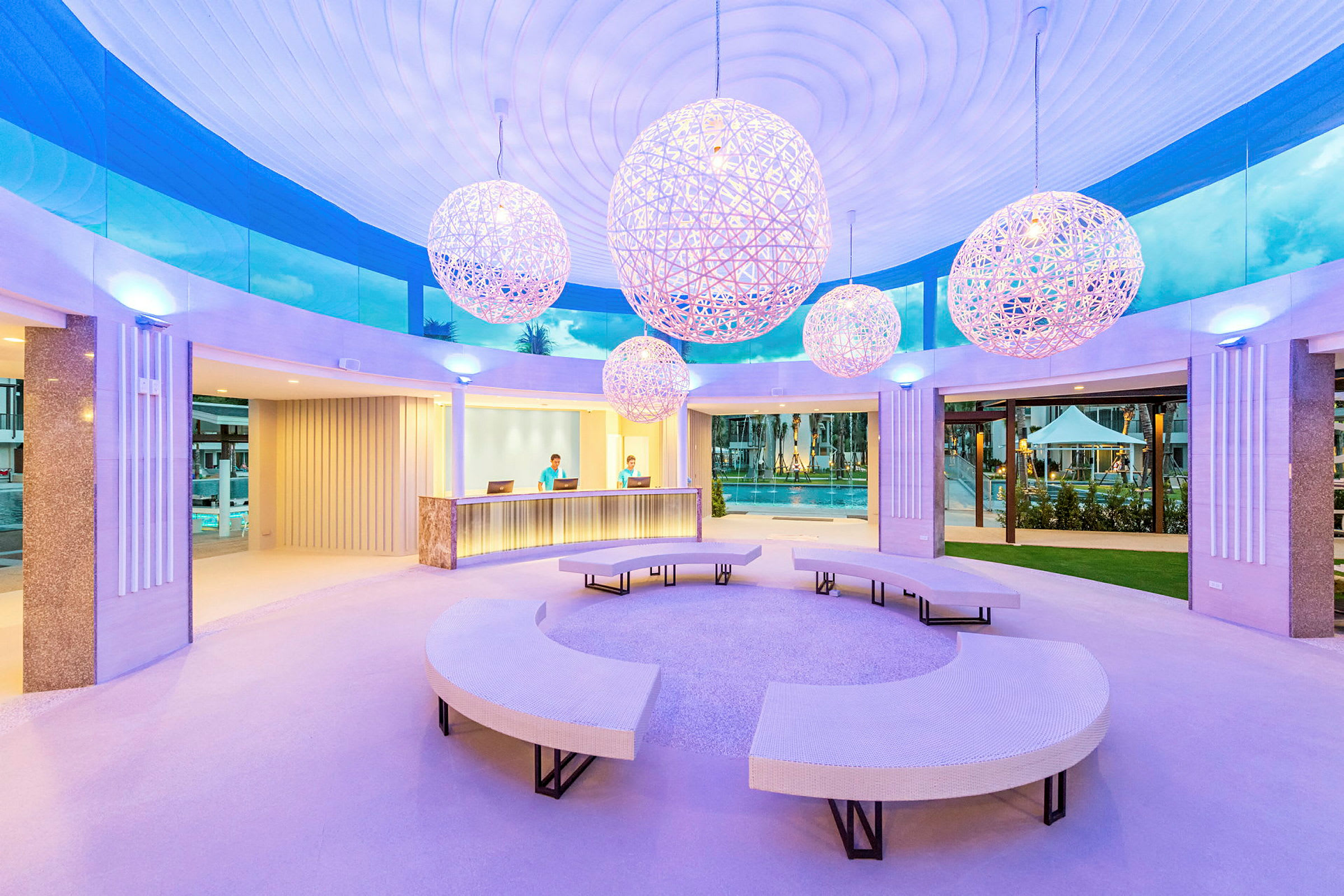 Reception med moderne møbler og dekorative lysekroner. (AI-genereret tekst)