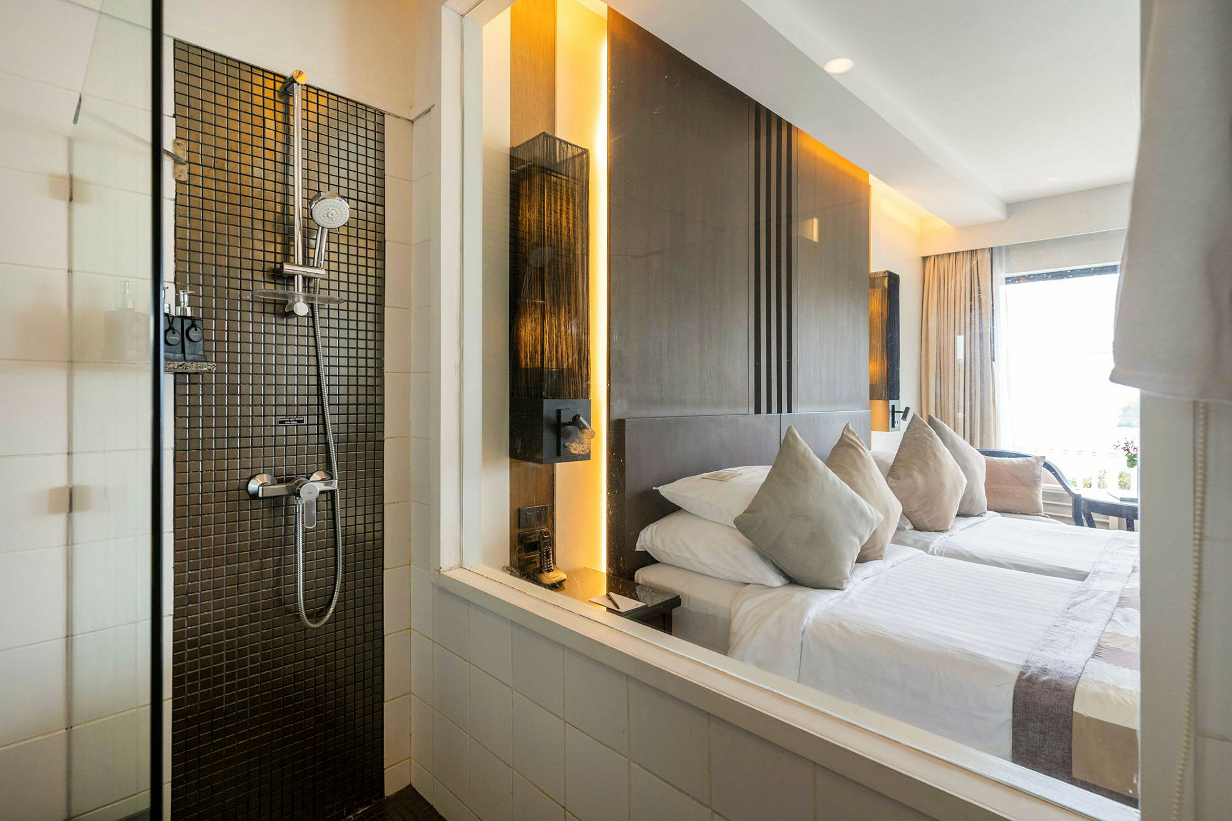 Hotelværelse med en seng og en bruseafdeling med moderne design. (AI-genereret tekst)