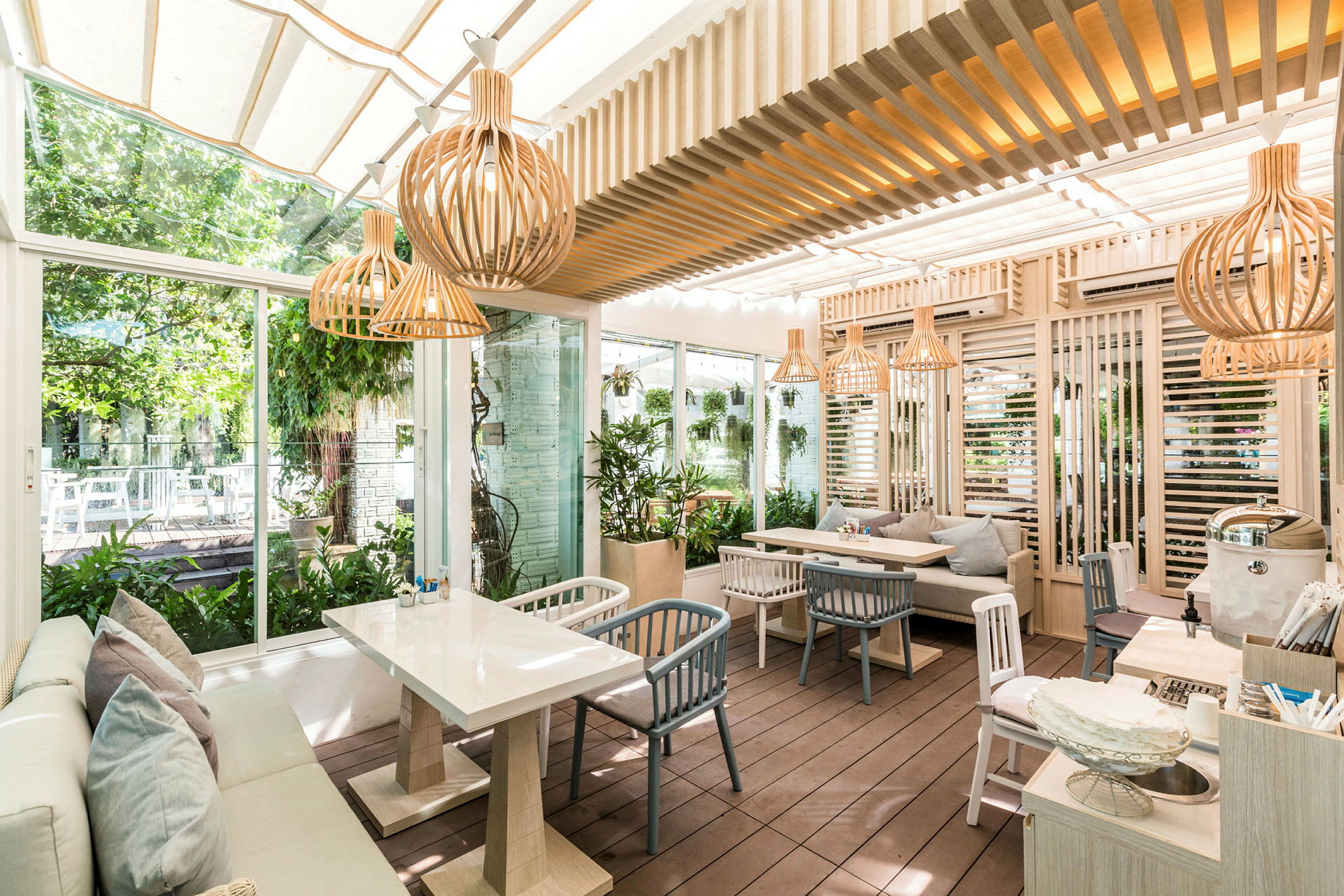 En moderne udendørsrestaurant med naturmaterialer og planter. (AI-genereret tekst)