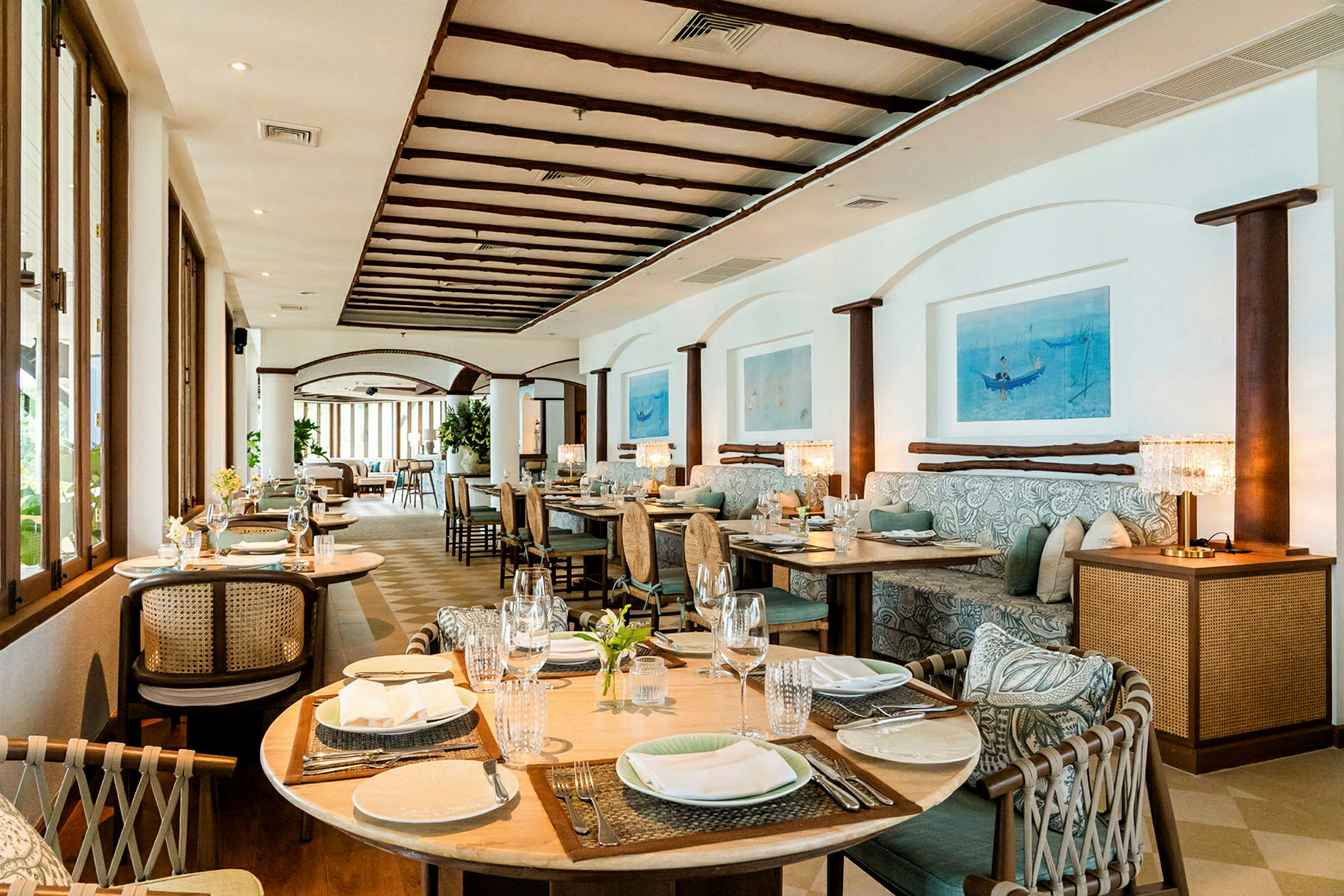 En elegant restaurant med dækkede borde og komfortable siddepladser. (AI-genereret tekst)