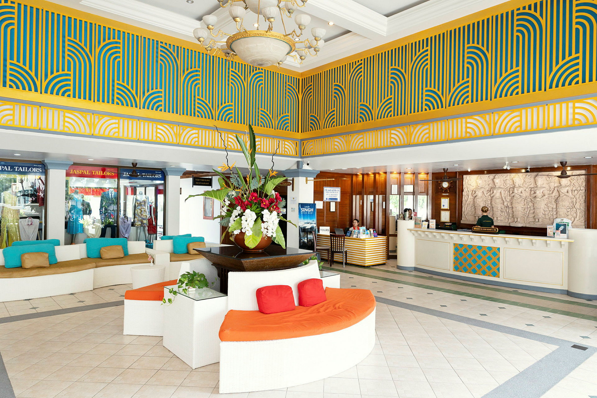 Billede af en rummelig hotelreception med farverigt dekorerede vægge og siddepladser. (AI-genereret tekst)