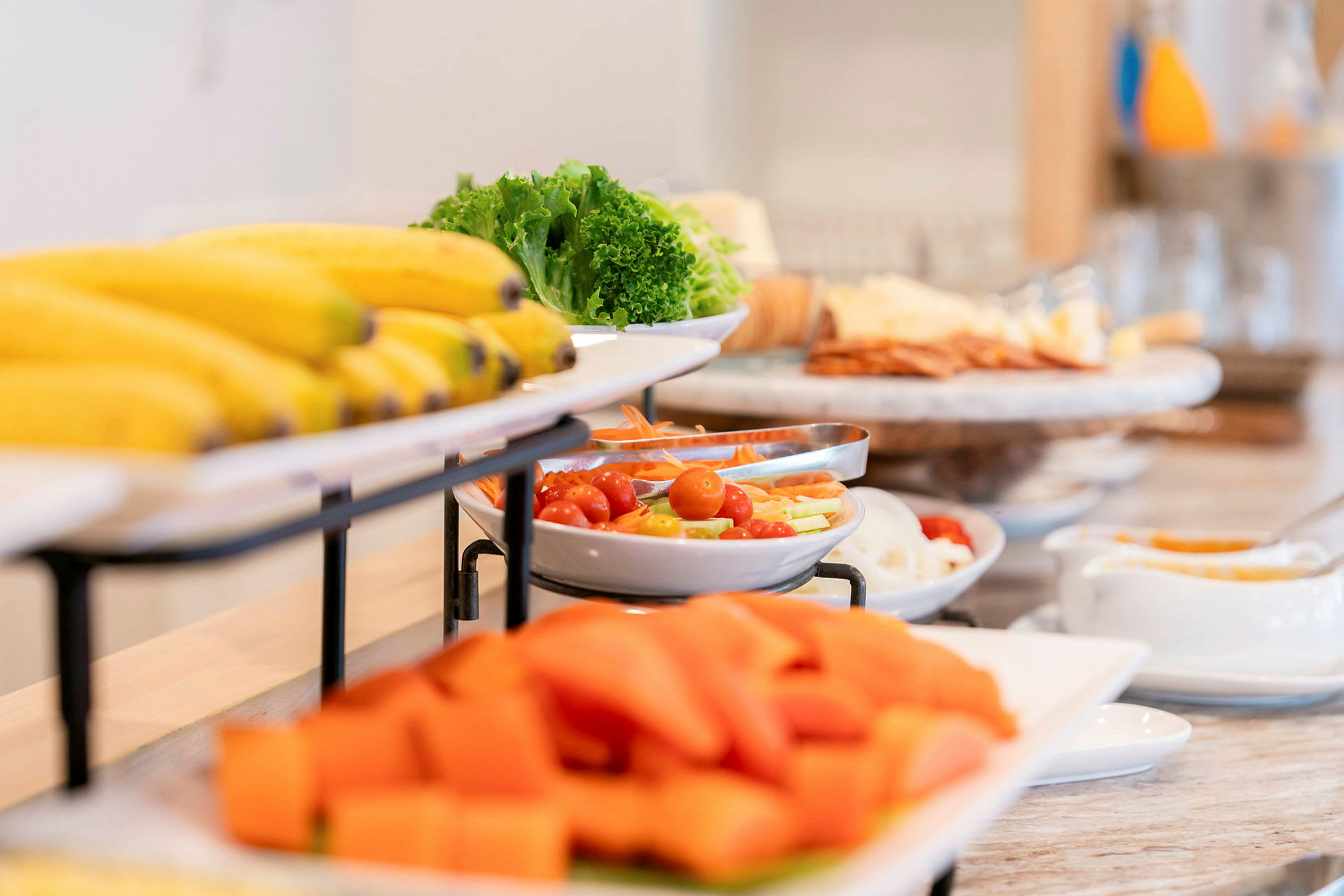 En buffet med frugt, grøntsager og tilbehør på fade. (AI-genereret tekst)