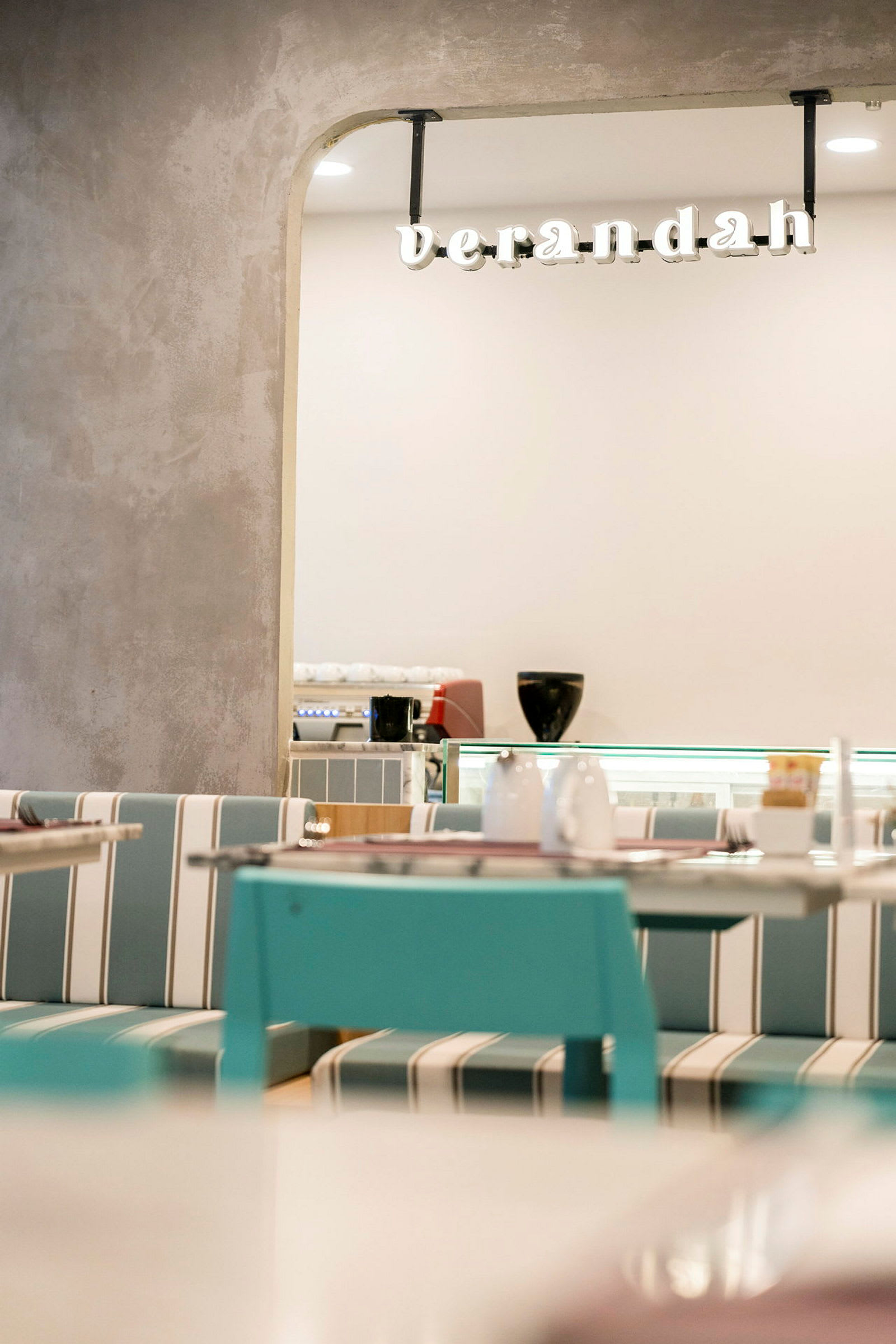 Interiørbillede af en restaurant med moderne design. (AI-genereret tekst)