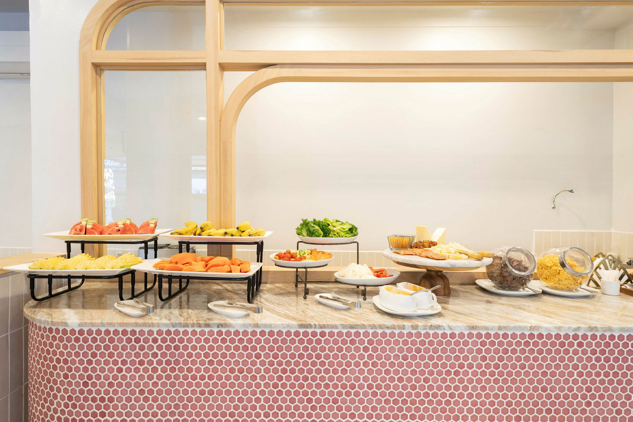Buffetbord med forskellige frugter, grøntsager og madvarer. (AI-genereret tekst)