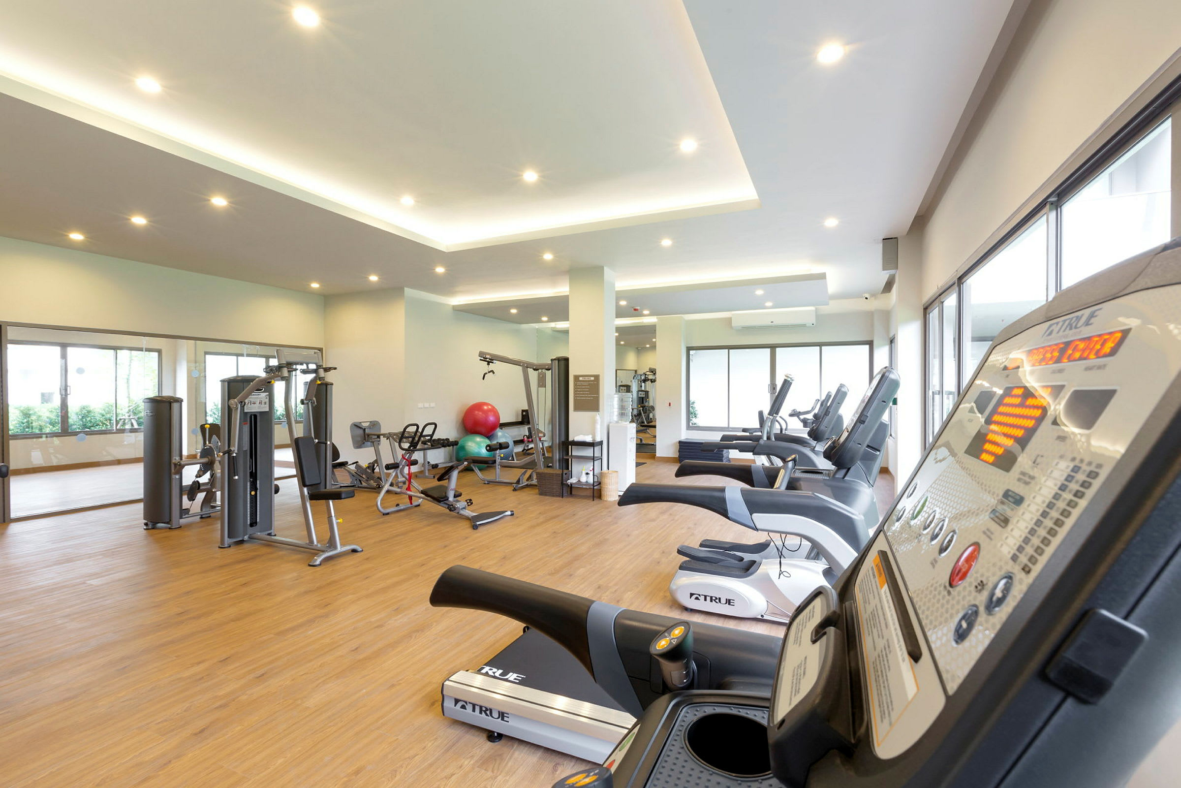 Interiør af et fitnesscenter med træningsmaskiner. (AI-genereret tekst)