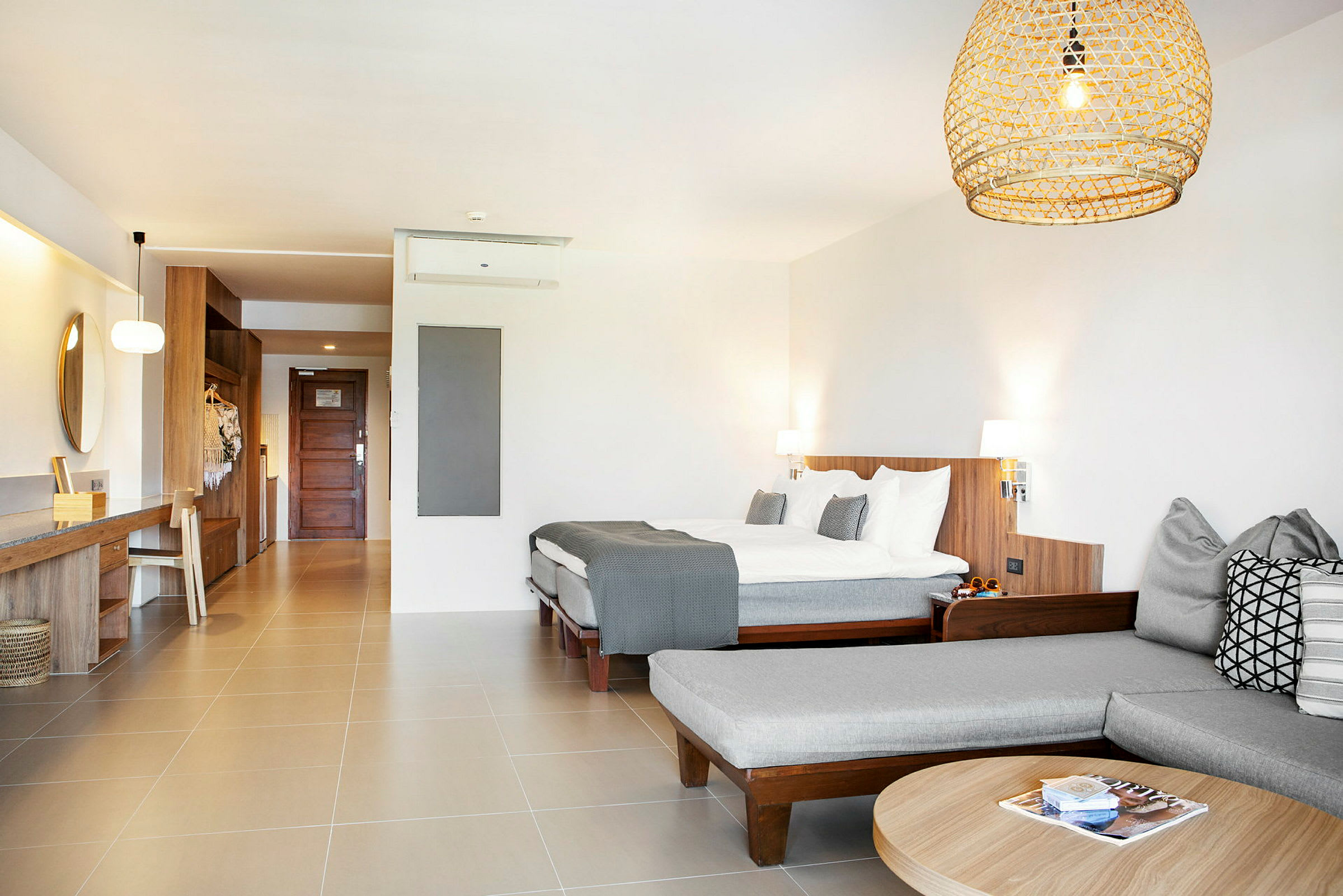 Hotelværelse med moderne indretning, inklusiv en dobbeltseng, siddeområde og skrivebord. (AI-genereret tekst)