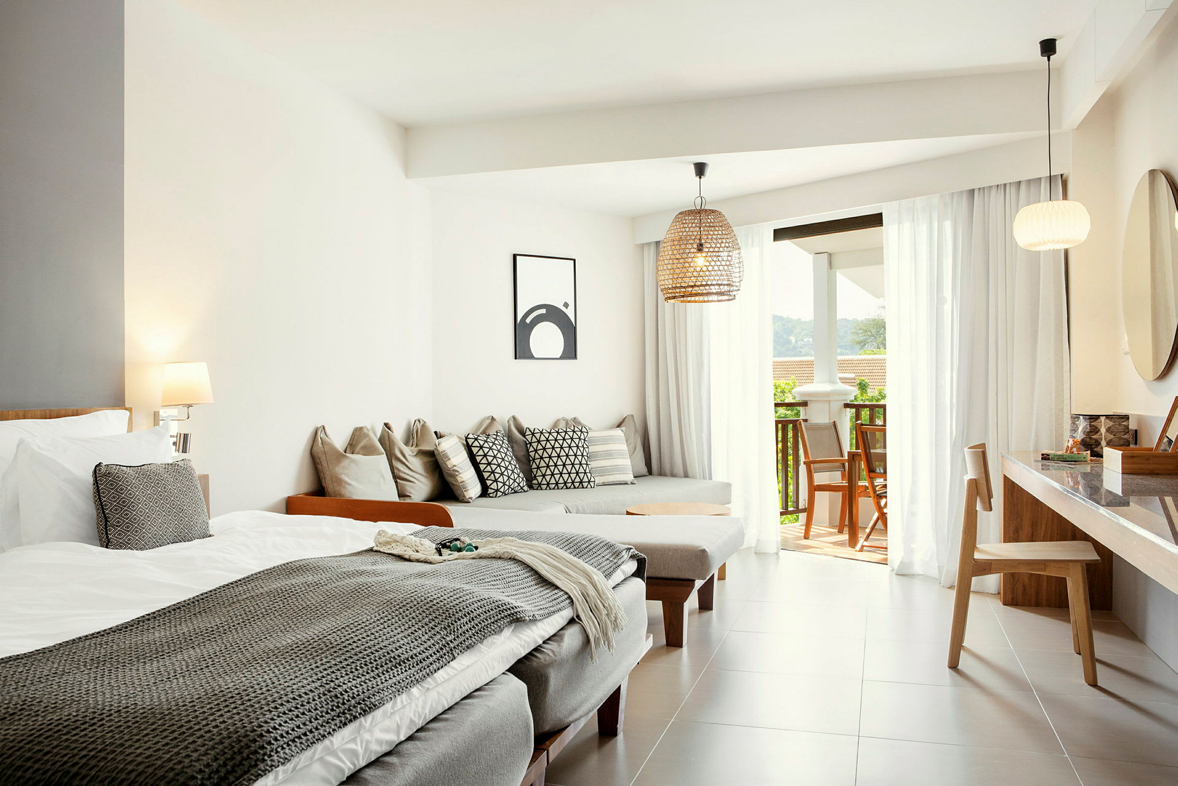 Lyse og moderne hotelværelse med seng, siddepladser og åbning til balkon. (AI-genereret tekst)