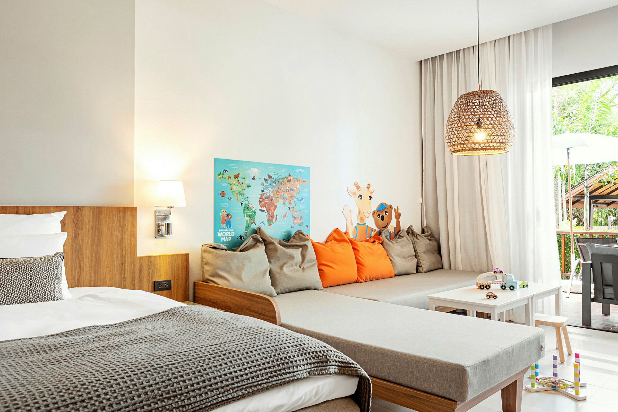 Interiør af et moderne hotelværelse med seng, siddeområde og legetøj på et bord. (AI-genereret tekst)