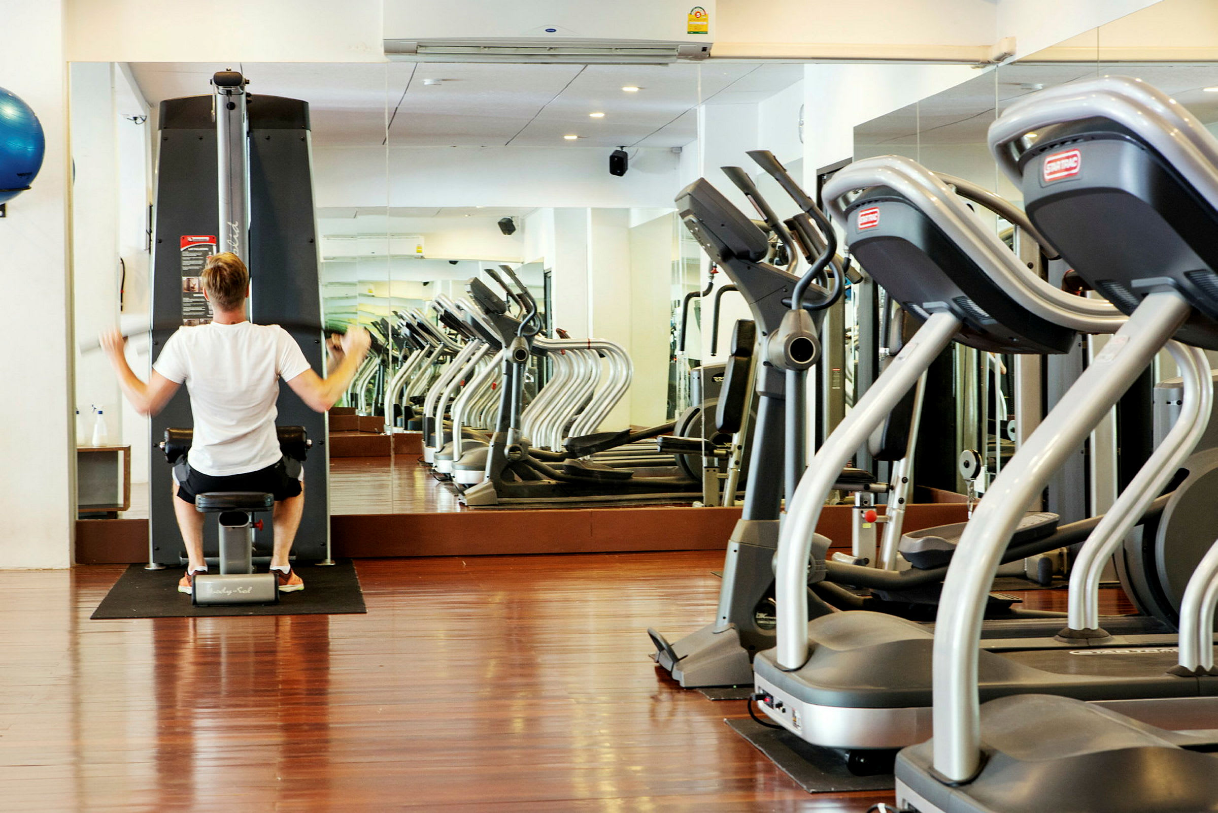 En person træner på en maskine i et fitnesscenter. (AI-genereret tekst)