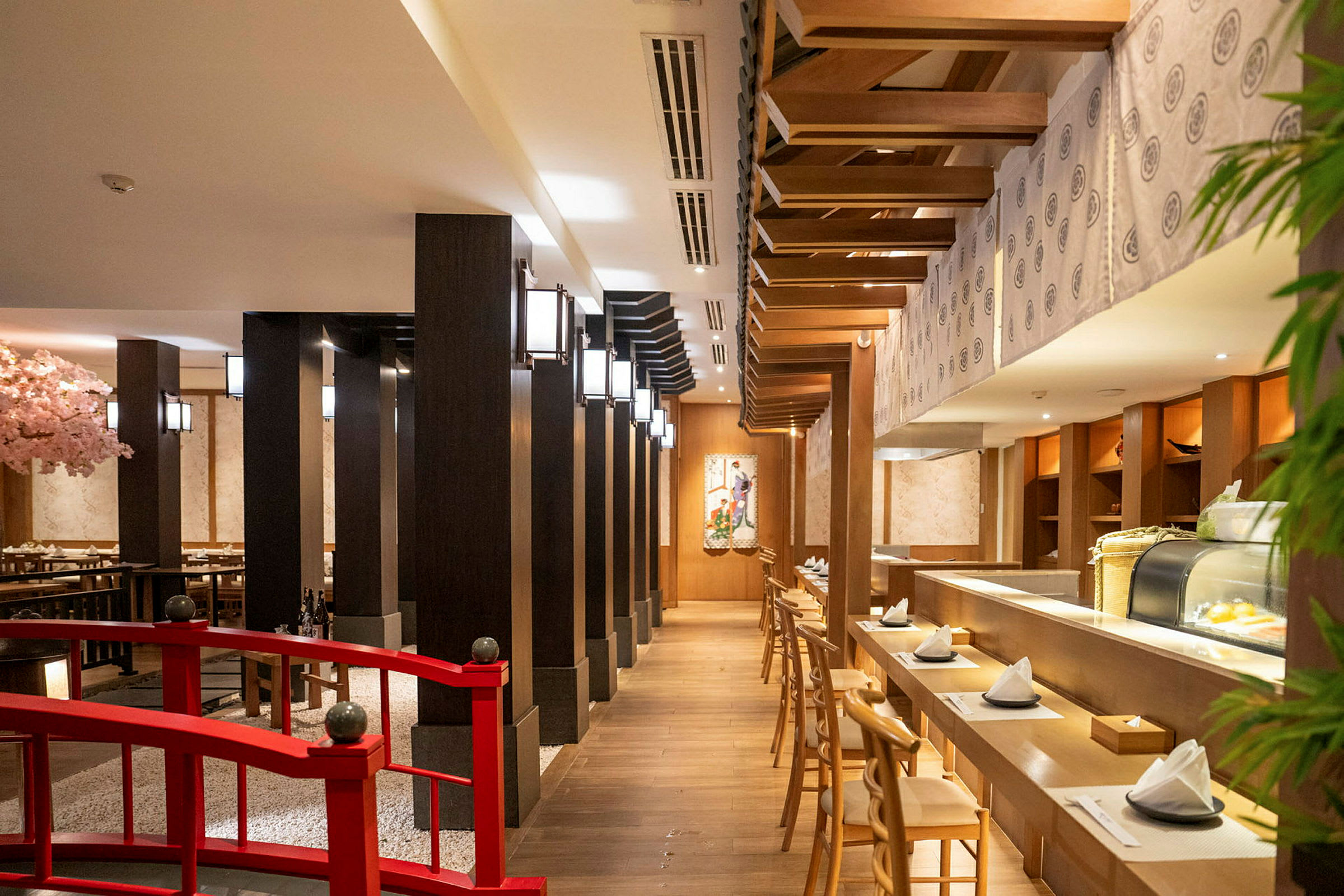 Japansk restaurant med træinteriør og borde dækket til gæster. (AI-genereret tekst)