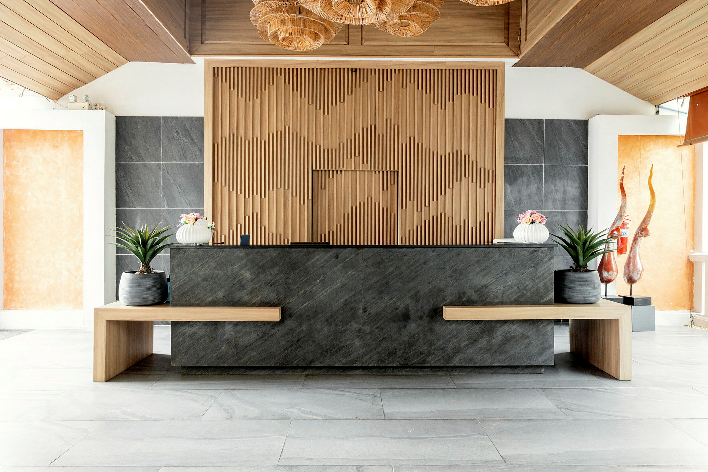 Hotelreception med moderne design og dekorative detaljer. (AI-genereret tekst)