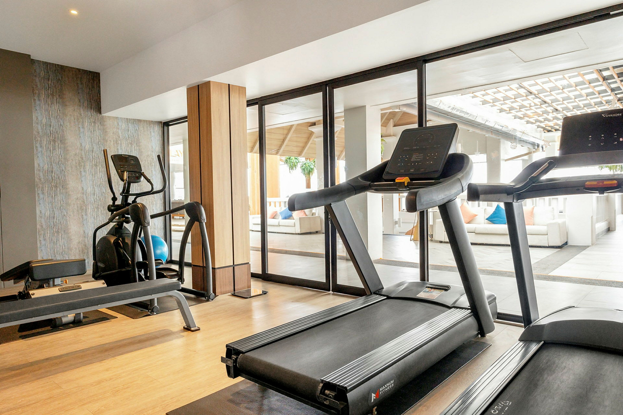 Et fitnesscenter med træningsmaskiner, inklusive løbebånd og motionscykel. (AI-genereret tekst)