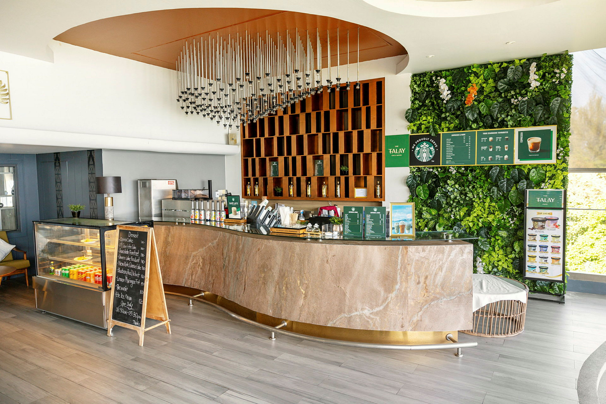 Et billede af en cafédisk med moderne indretning. (AI-genereret tekst)