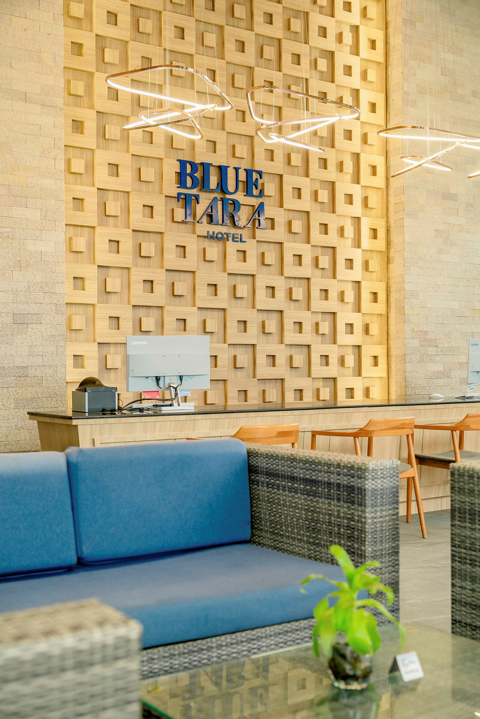 Receptionen på Blue Tara Hotel med moderne indretning. (AI-genereret tekst)