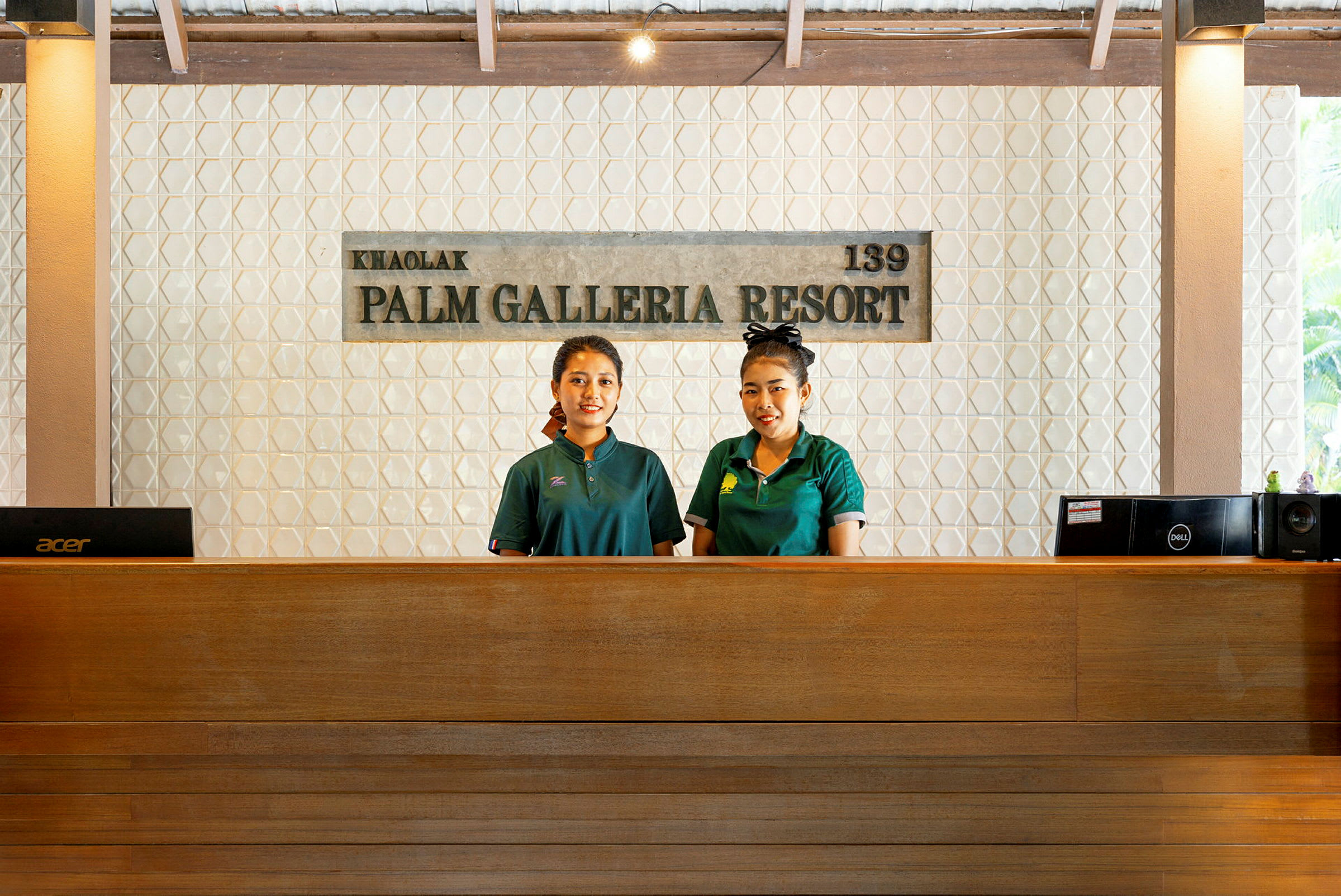 Reception med skilt, der står Palm Galleria Resort. (AI-genereret tekst)
