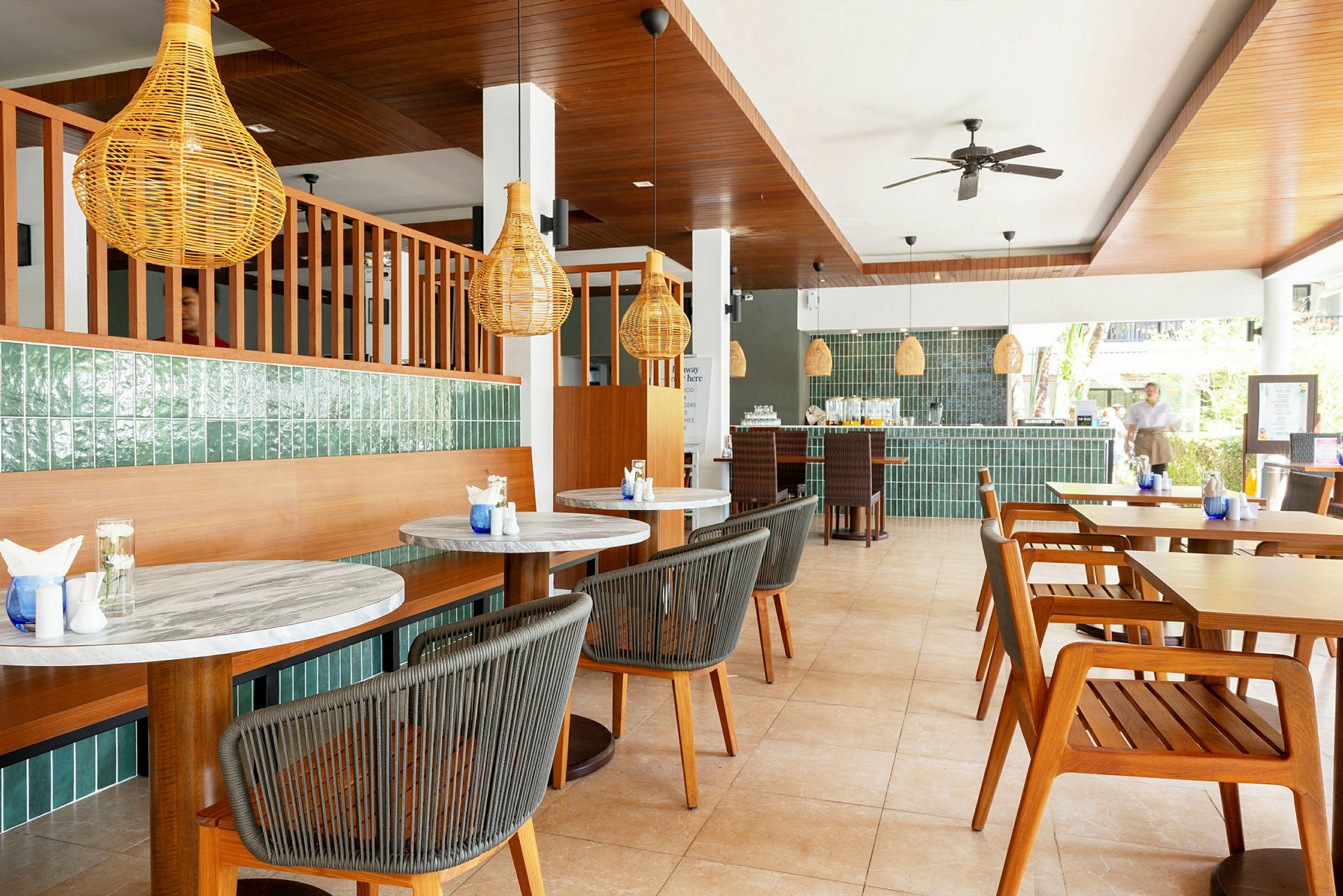 En moderne café med træ- og rattan-detaljer. (AI-genereret tekst)