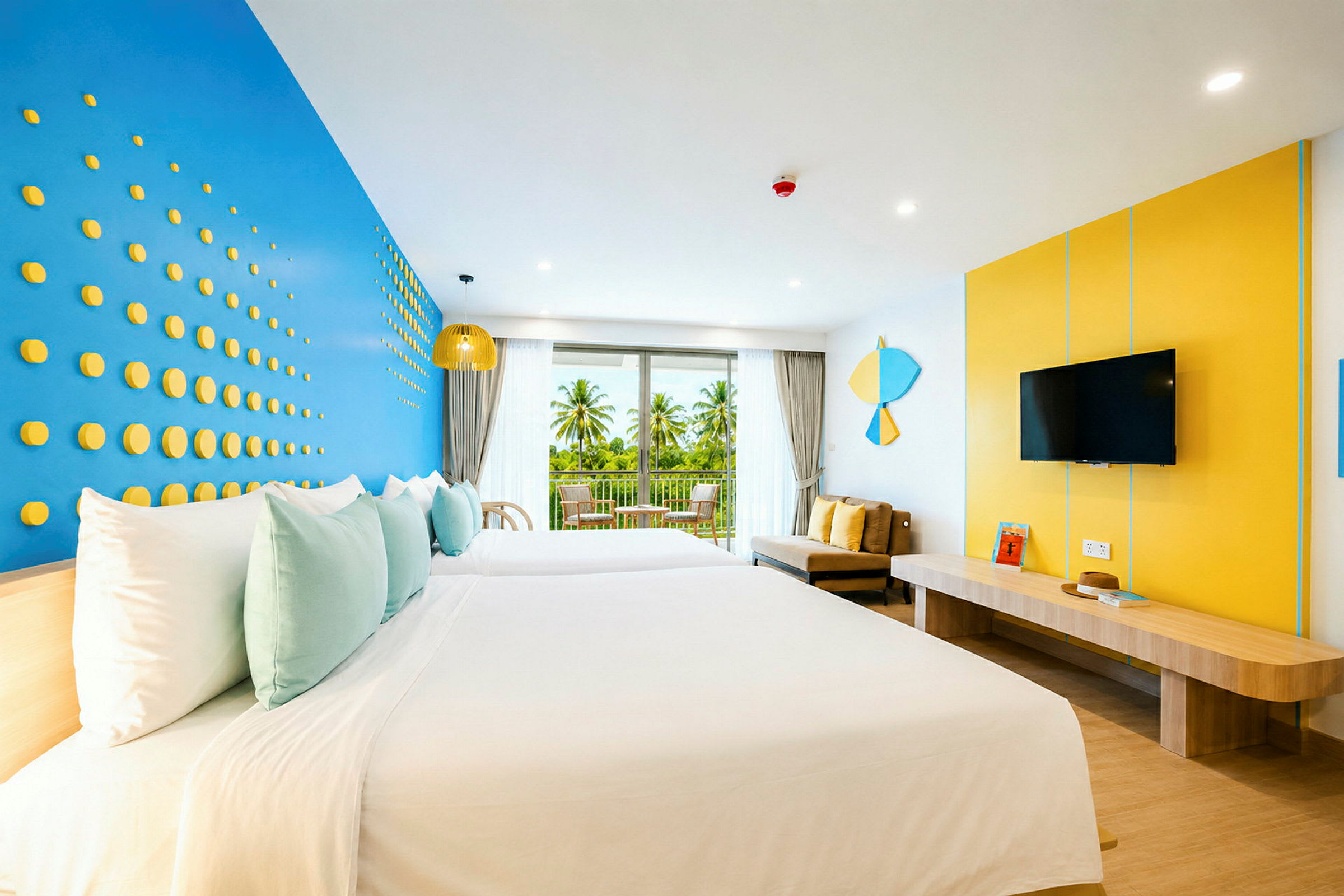 Moderne indrettet hotelværelse med dobbeltseng, farverigt design og udsigt over palmer fra balkonen. (AI-genereret tekst)