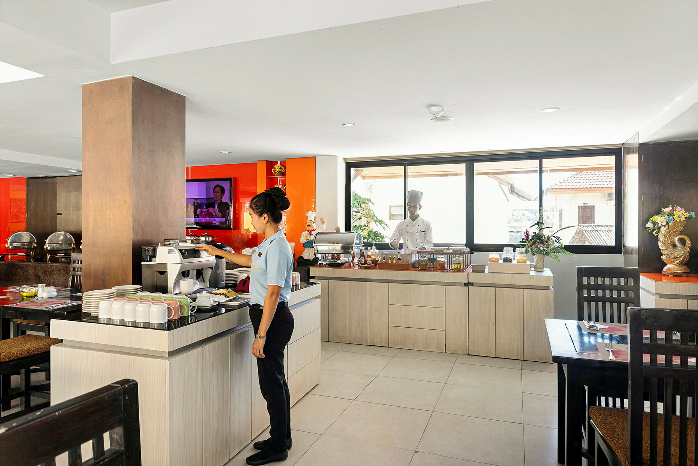 Et hotelrestaurantkøkken med en kaffestation og en buffetdisk. (AI-genereret tekst)