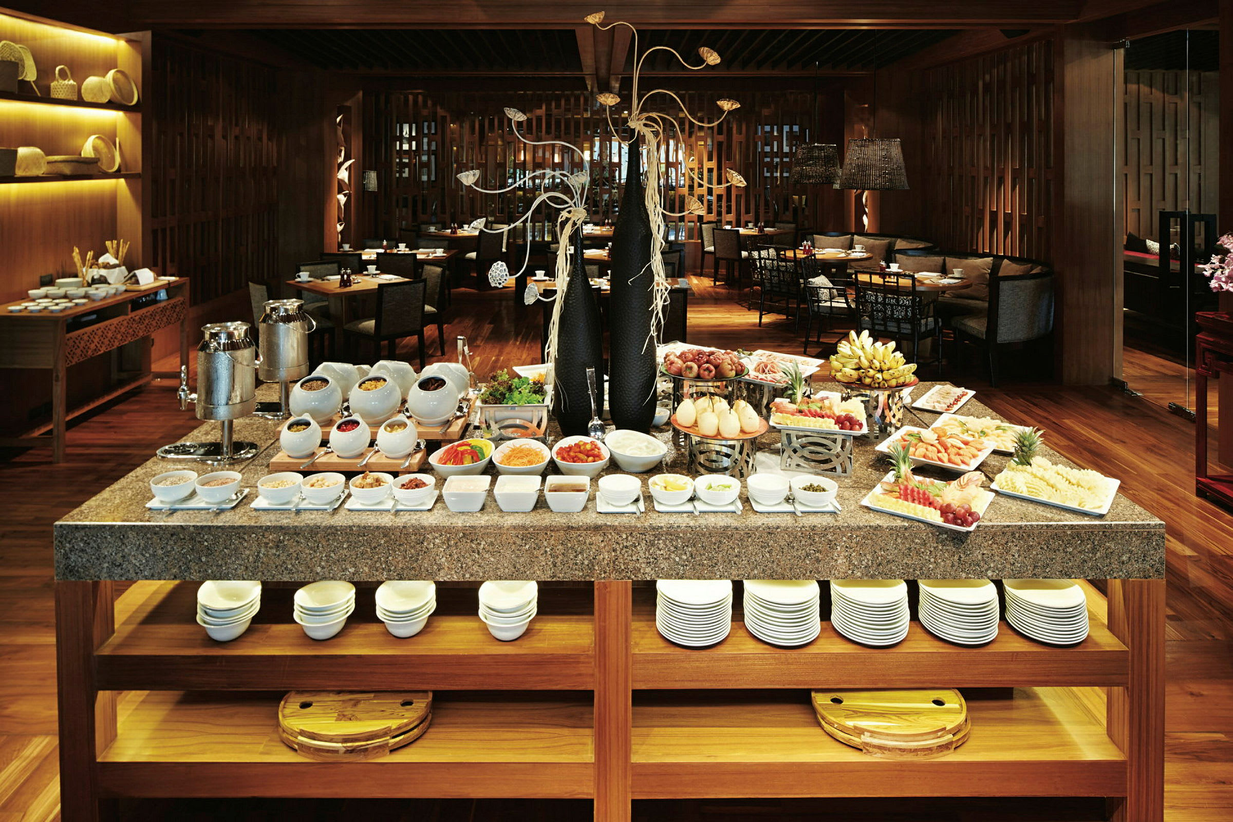 En buffet i en elegant restaurant med forskellige retter og frugter præsenteret. (AI-genereret tekst)