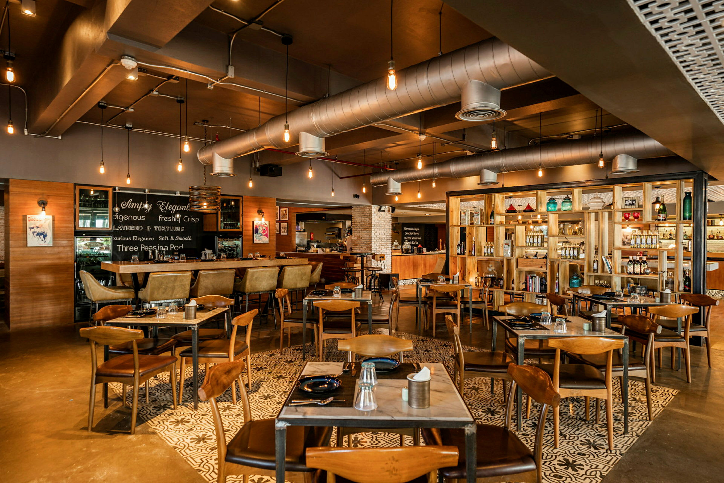 En restaurant med en hyggelig atmosfære, udstyret med borde, stole og reoler med flasker og dekorationer. (AI-genereret tekst)