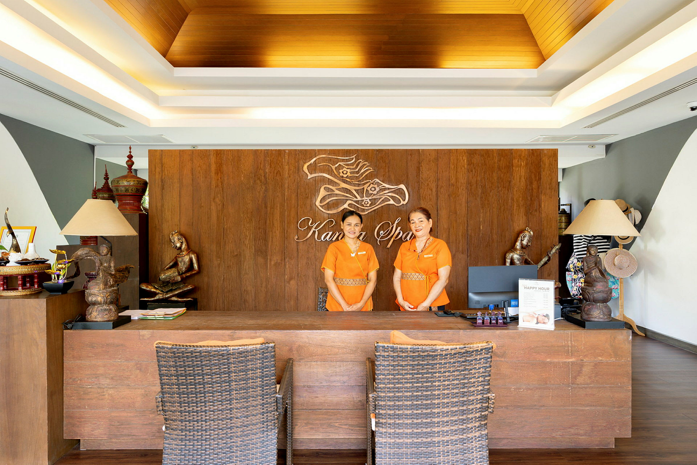 Receptionen på et spa med træpaneler og dekorative skulpturer. (AI-genereret tekst)