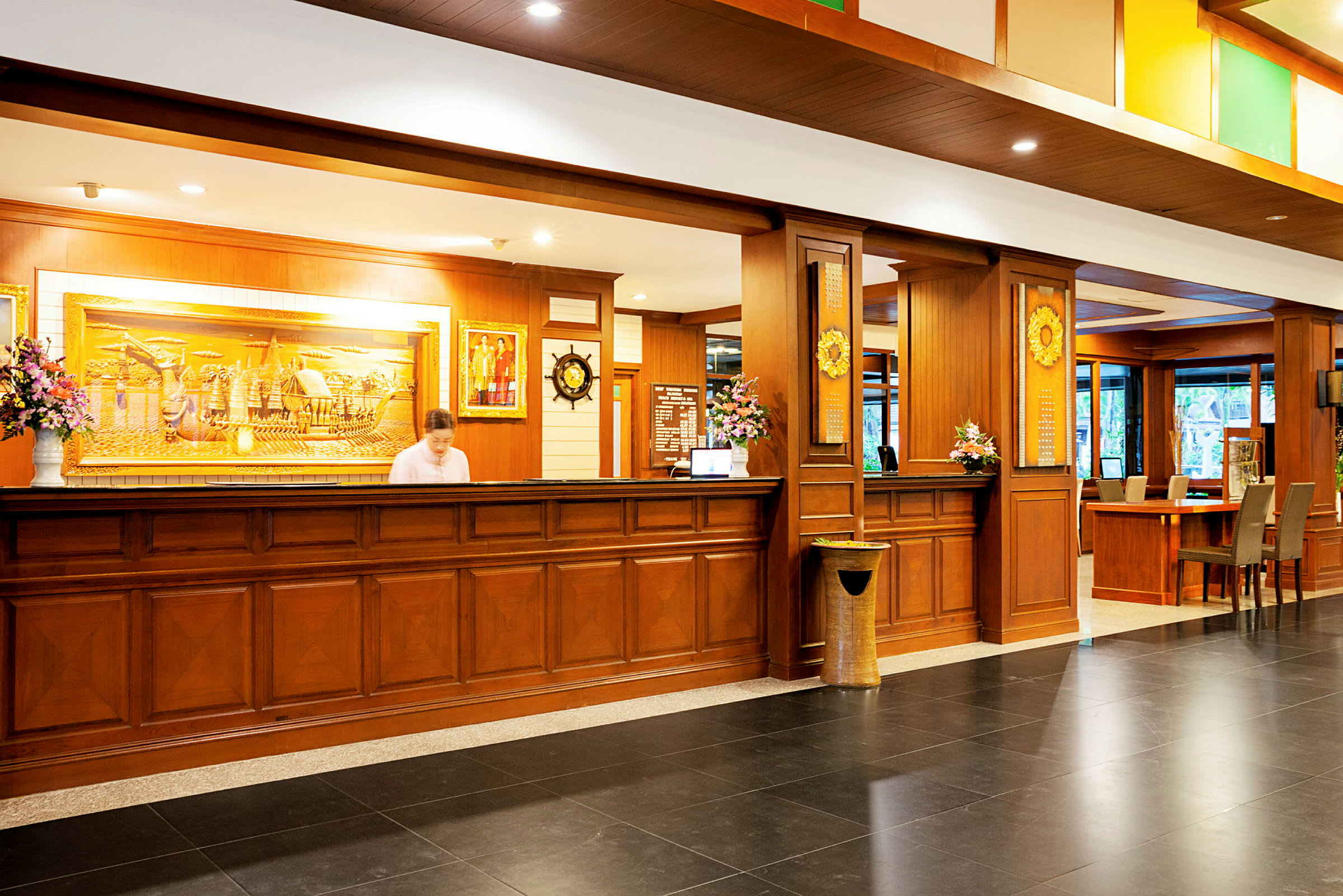 Hotelreception med træinteriør og dekorative detaljer. (AI-genereret tekst)