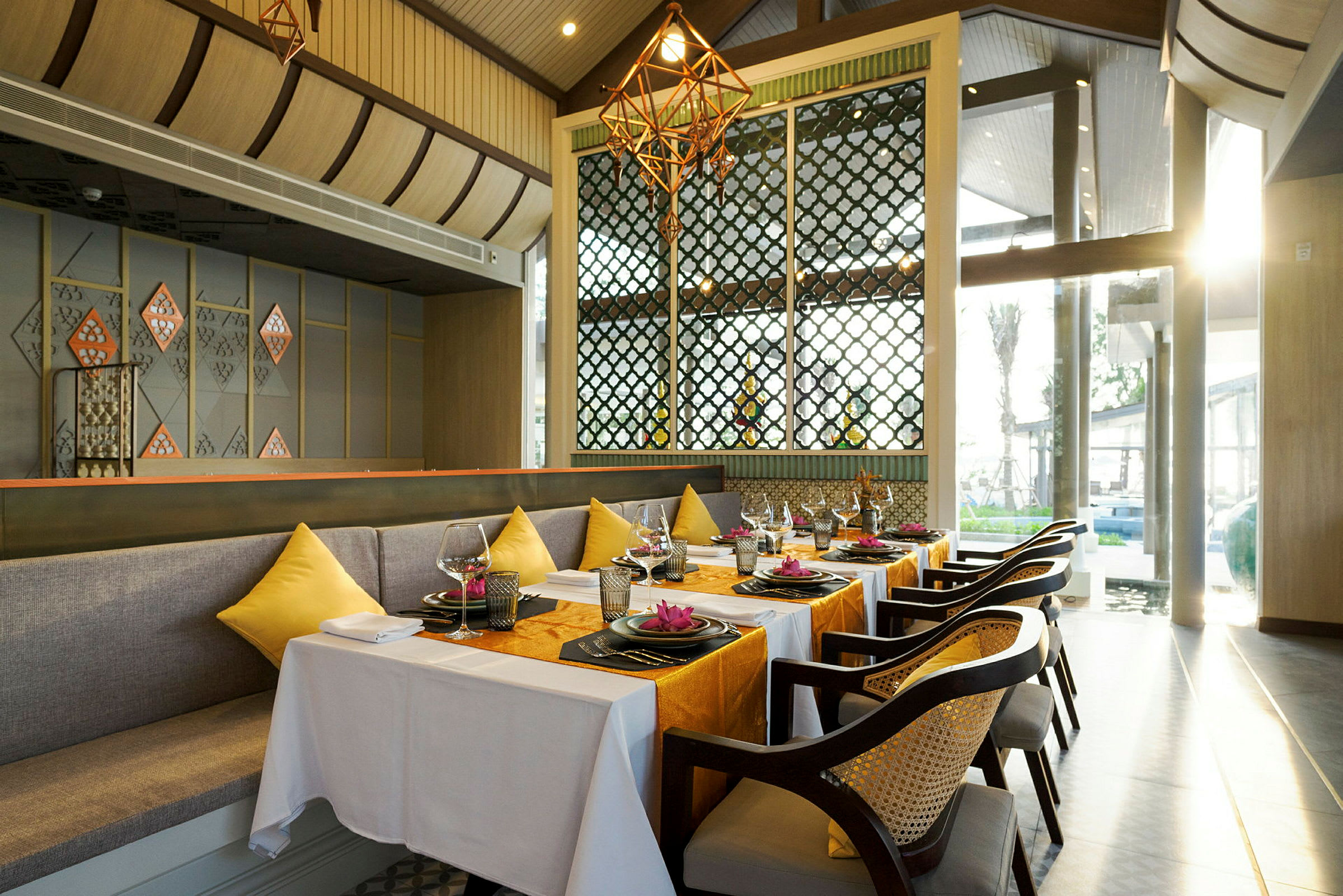Elegant restaurant med dækkede borde og dekorative detaljer. (AI-genereret tekst)