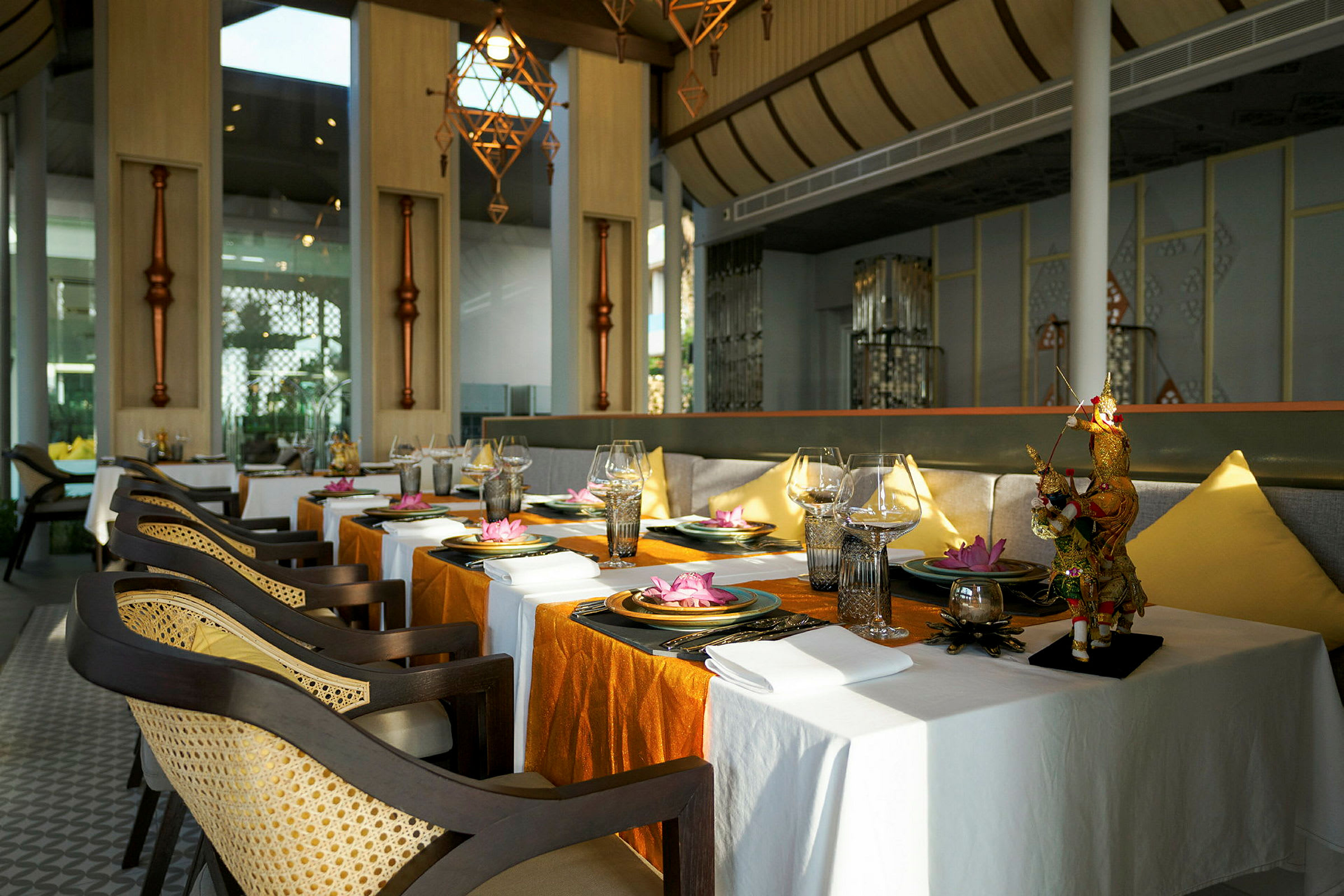 Elegant restaurantbord med duge, servietter og dekorationer. (AI-genereret tekst)