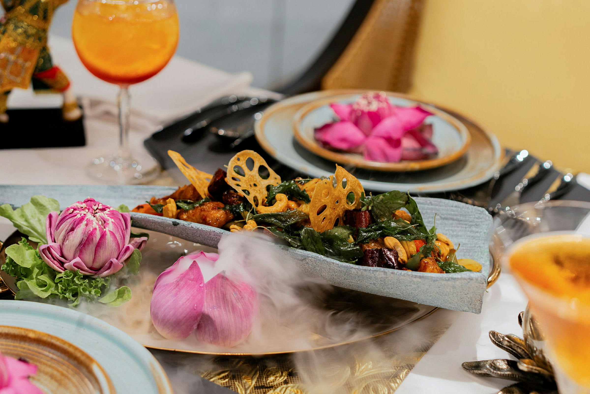 En elegant servering med ret og dekorative blomster på et bord. (AI-genereret tekst)