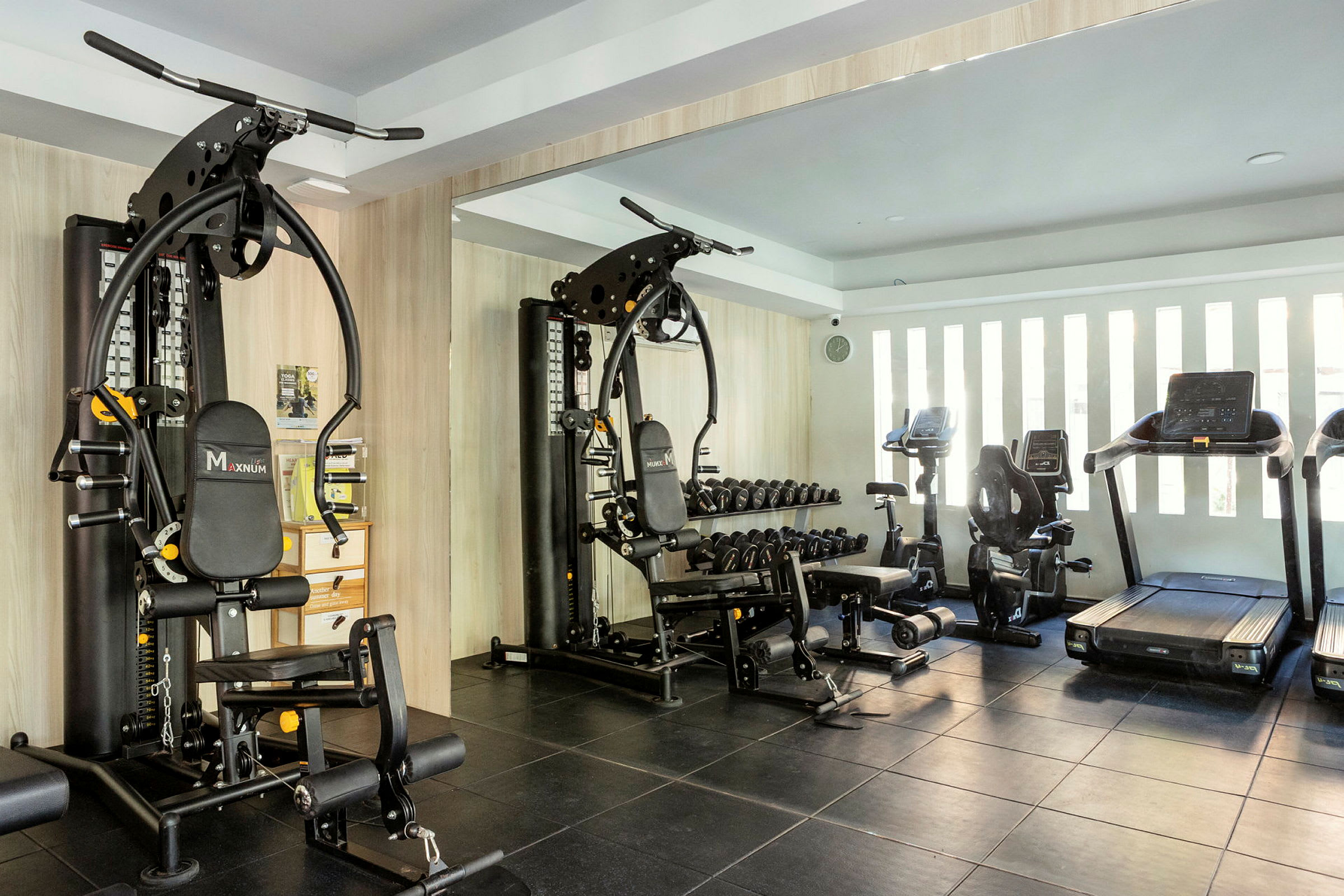 Et fitnesscenter med træningsmaskiner og vægte. (AI-genereret tekst)