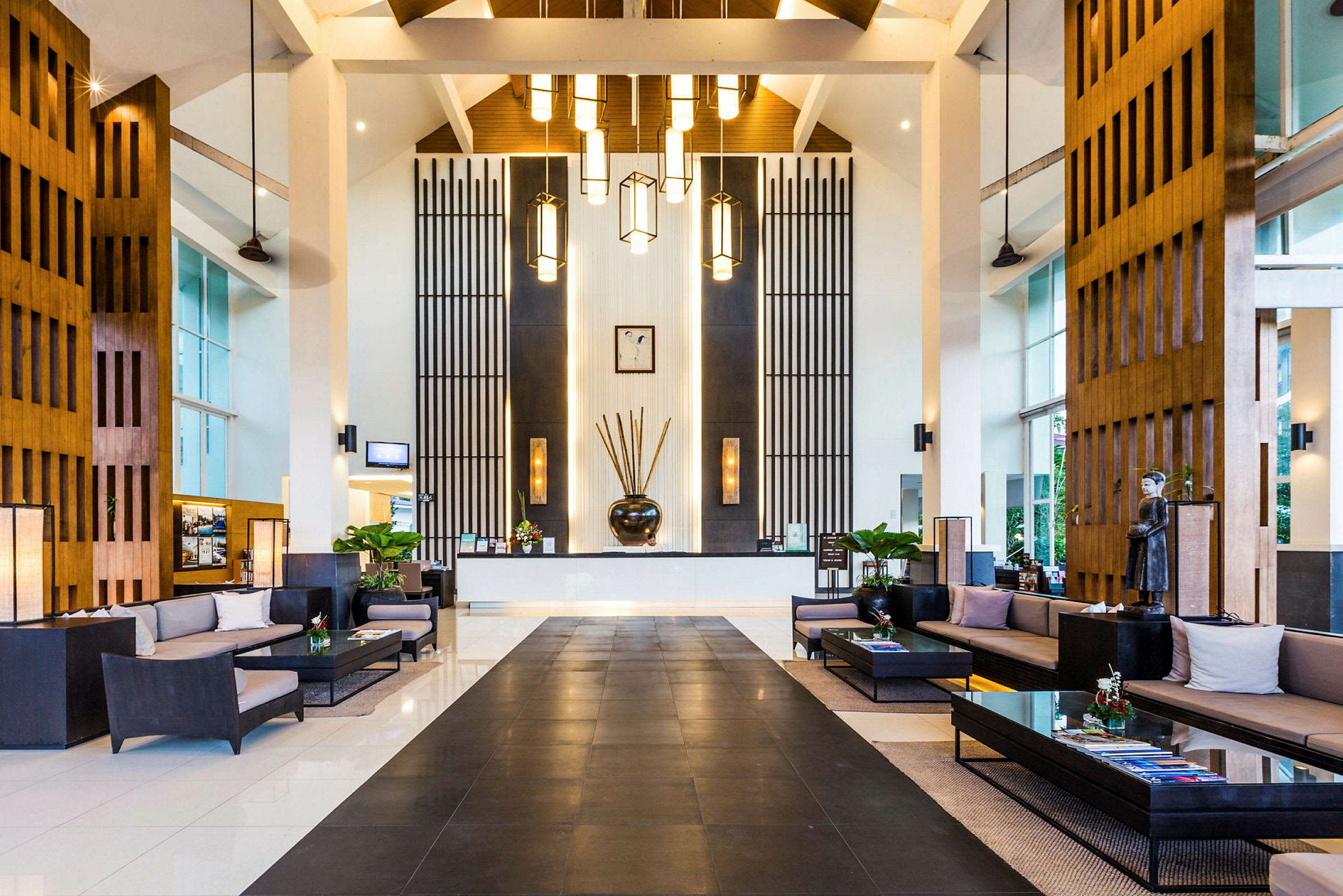 Hotellets lobby med moderne indretning, siddeområder og reception. (AI-genereret tekst)