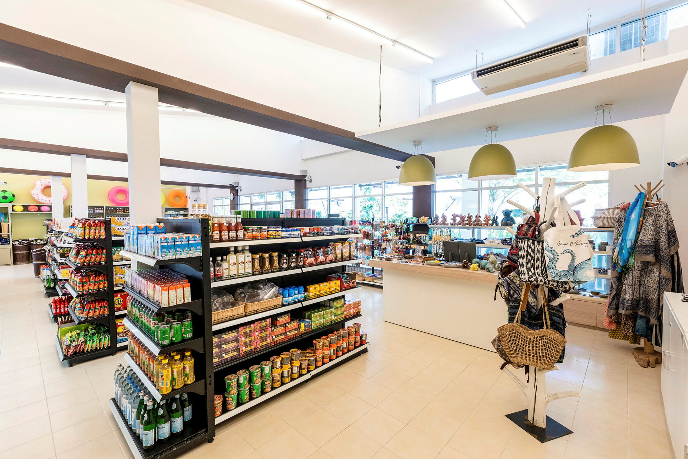 Billede af en butik med hylder fyldt med forskellige produkter og en disk i baggrunden. (AI-genereret tekst)