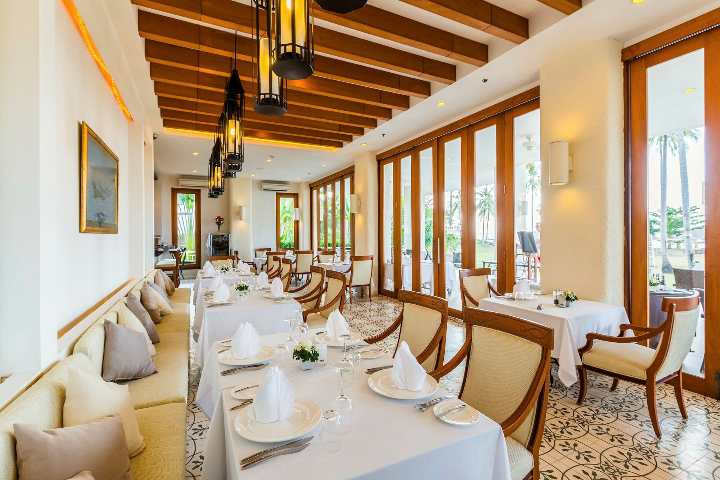 Billede af en elegant restaurant med dækkede borde og stole. (AI-genereret tekst)