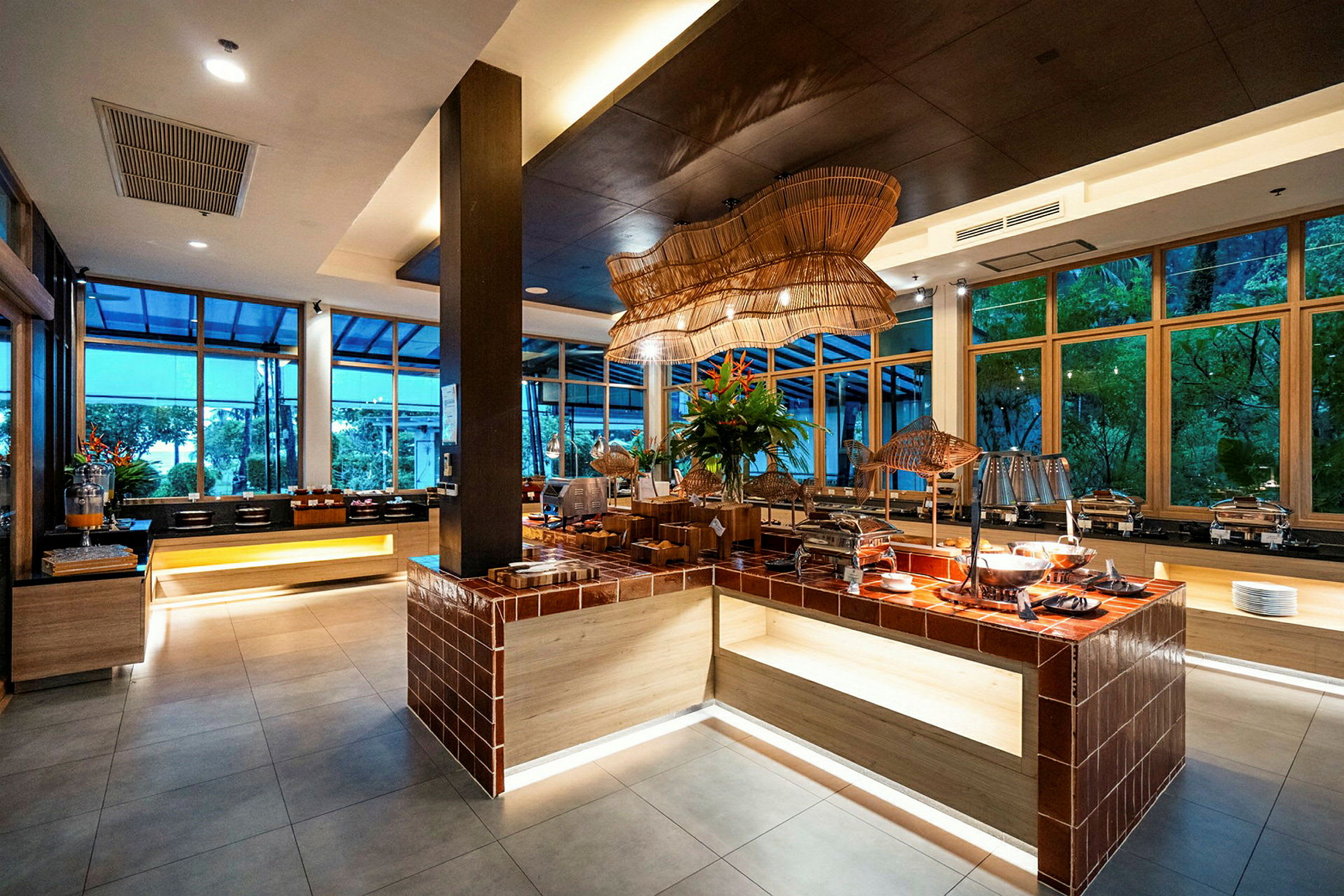 Billede af en moderne restaurantbuffet med store vinduer og lyse interiørdetaljer. (AI-genereret tekst)