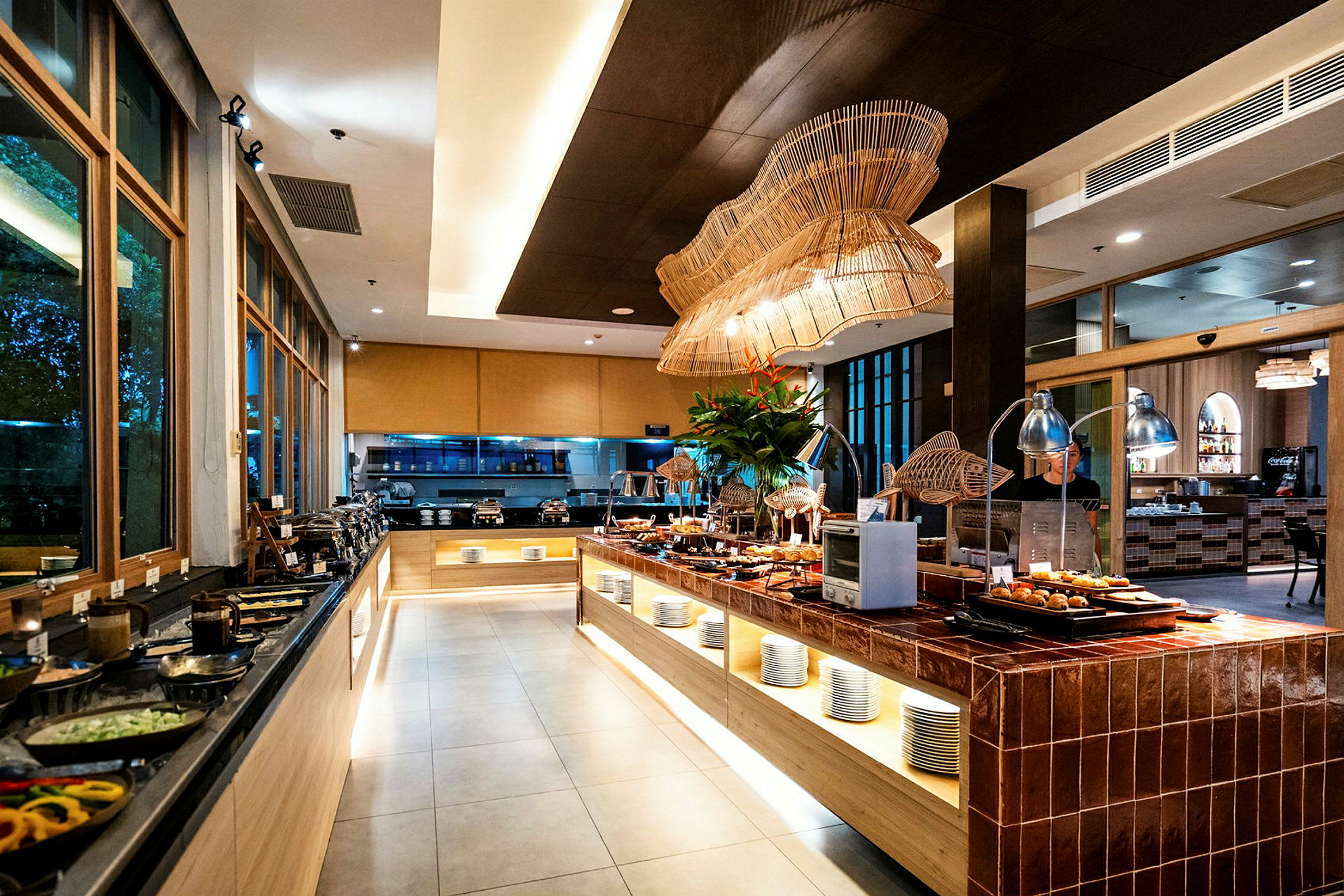 Buffetområde i en restaurant med forskellige retter anrettet. (AI-genereret tekst)