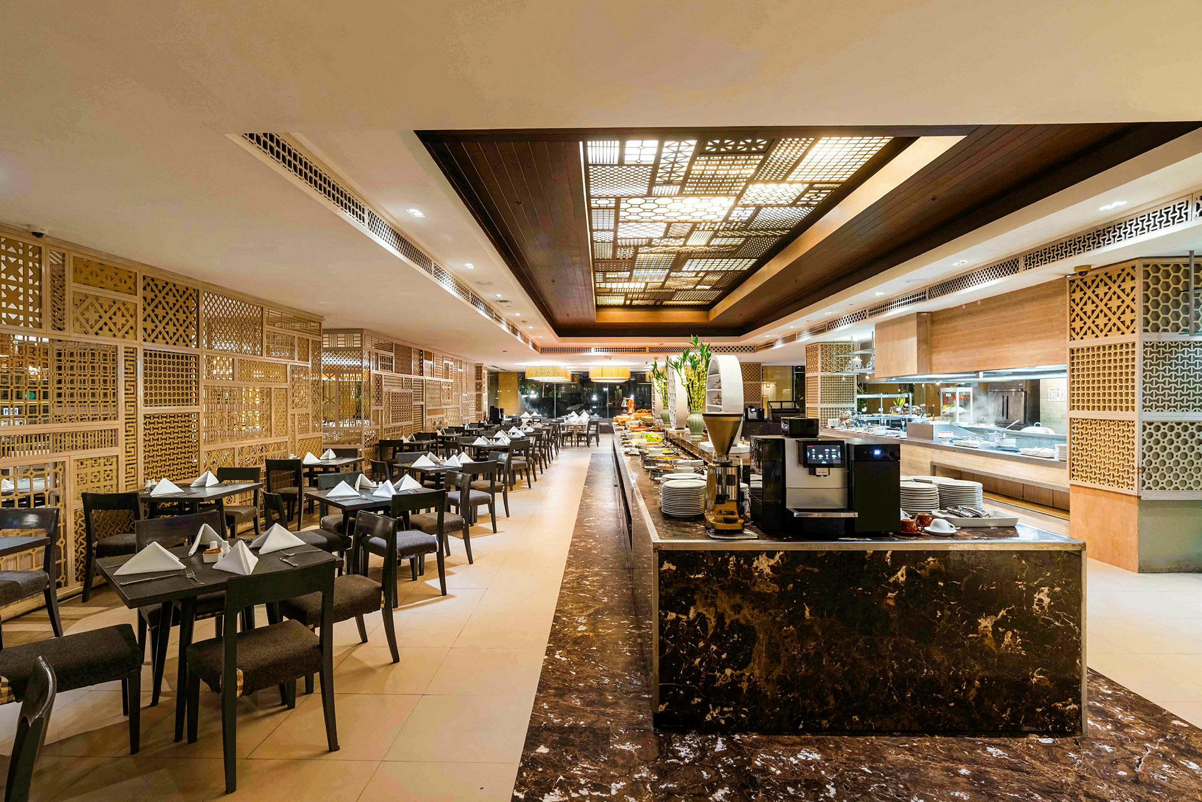Interiør af en restaurant med opstillede borde og en buffet i forgrunden. (AI-genereret tekst)