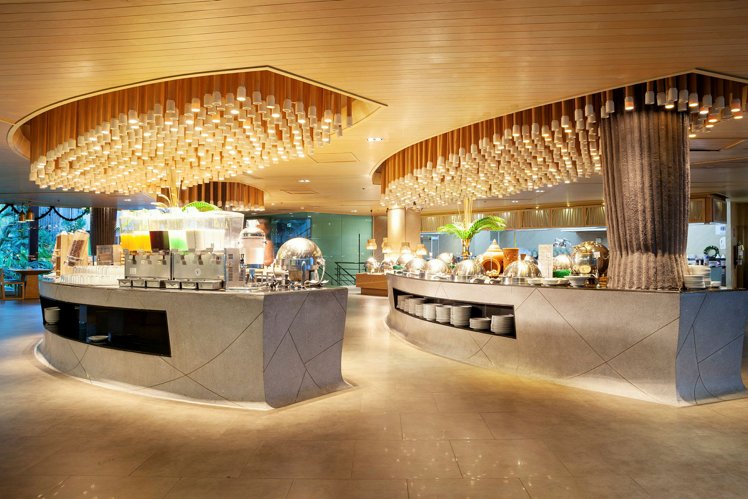 Et buffetområde med flere serveringsstationer og moderne belysning. (AI-genereret tekst)