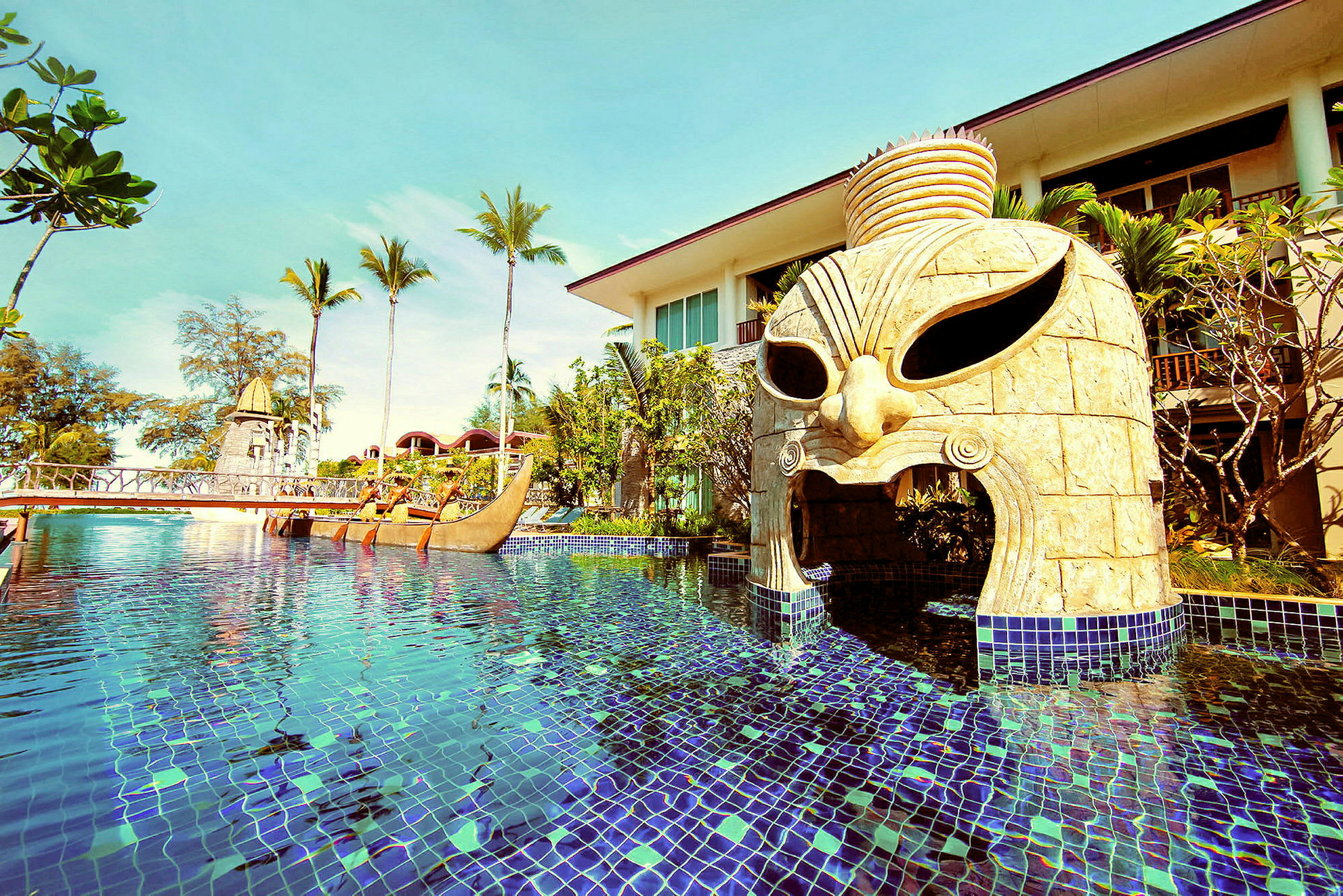 Hotelpool med et dekorativt stenhovede. (AI-genereret tekst)