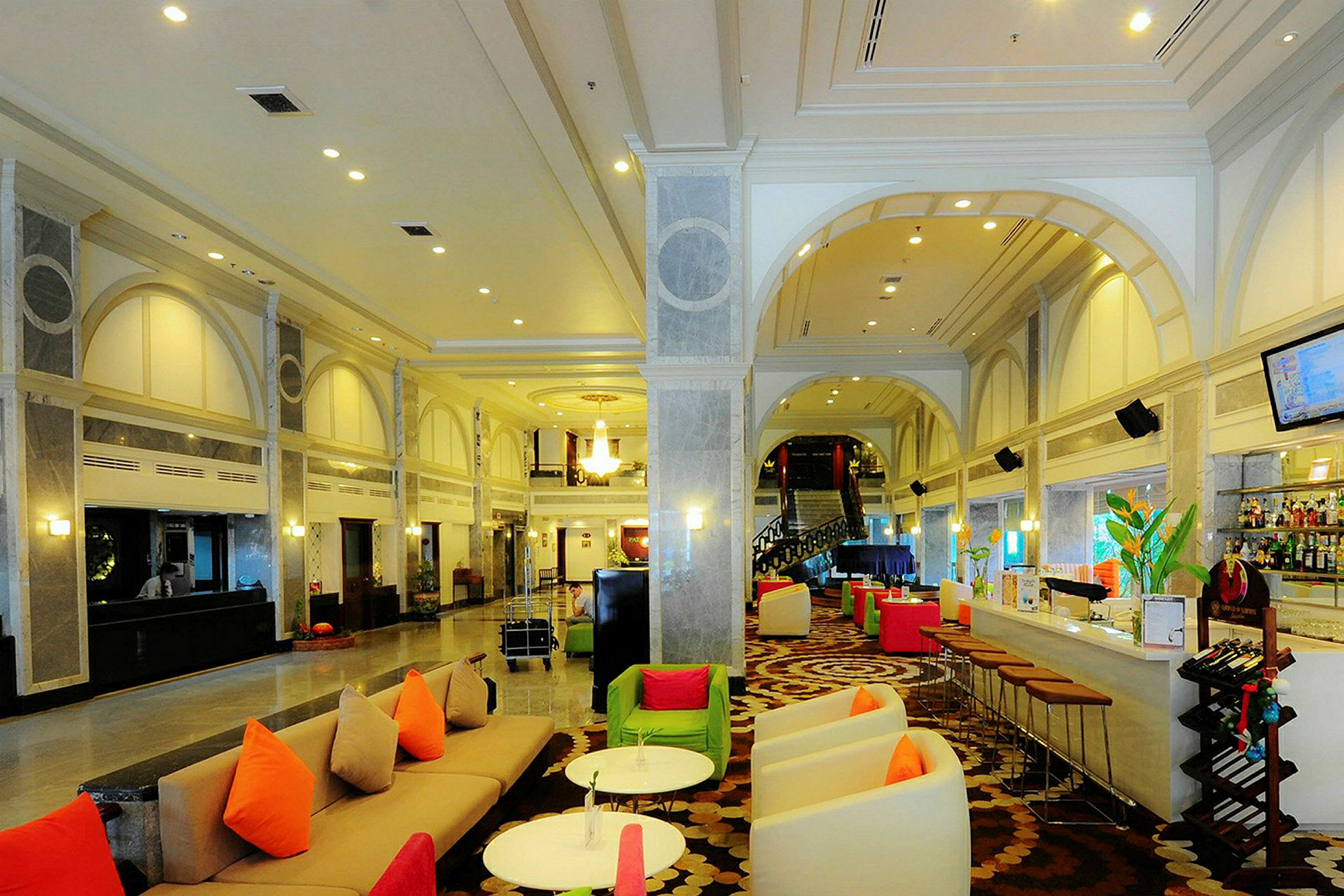 Hotellobby med siddepladser og receptionsdisk. (AI-genereret tekst)