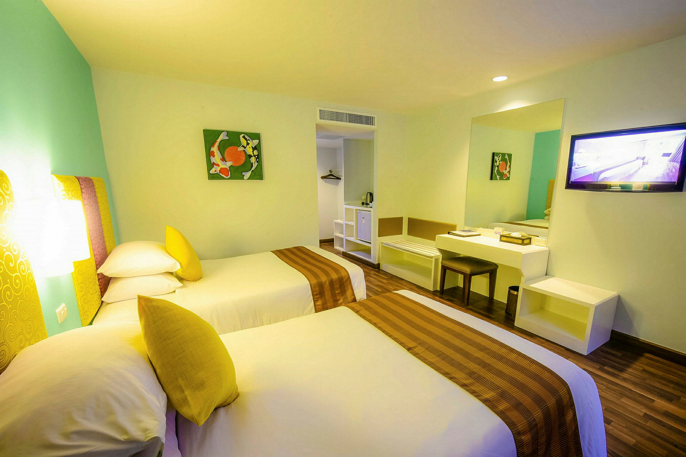 Hotelværelse med to enkeltsenge og moderne indretning. (AI-genereret tekst)