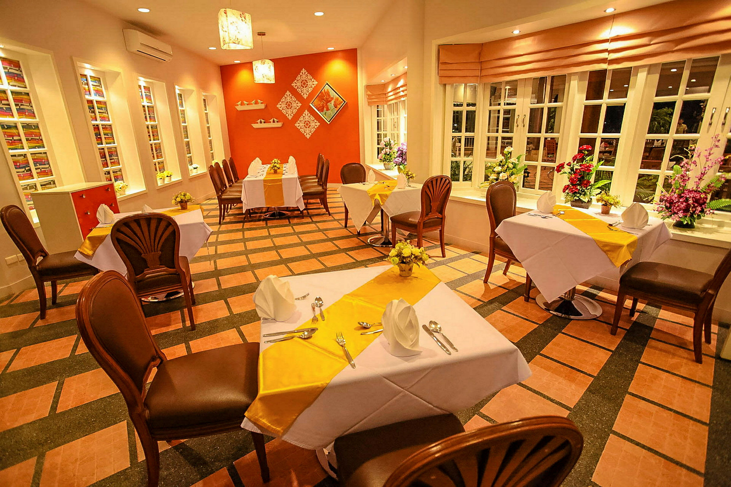 Restaurant med dækkede borde og dekorationer. (AI-genereret tekst)