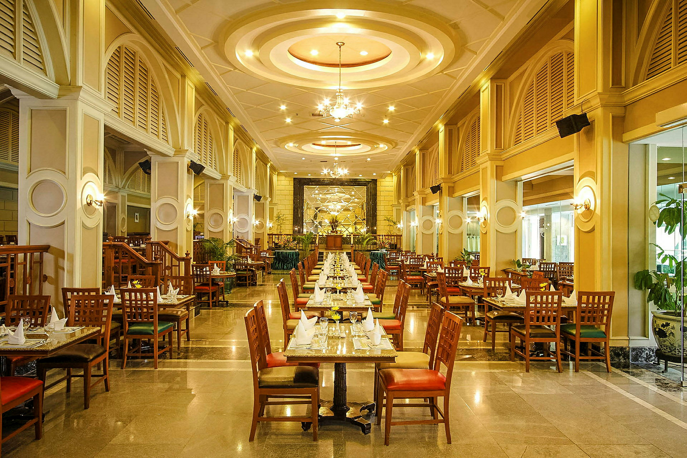 Billede af en elegant restaurant med dækkede borde og stole. (AI-genereret tekst)