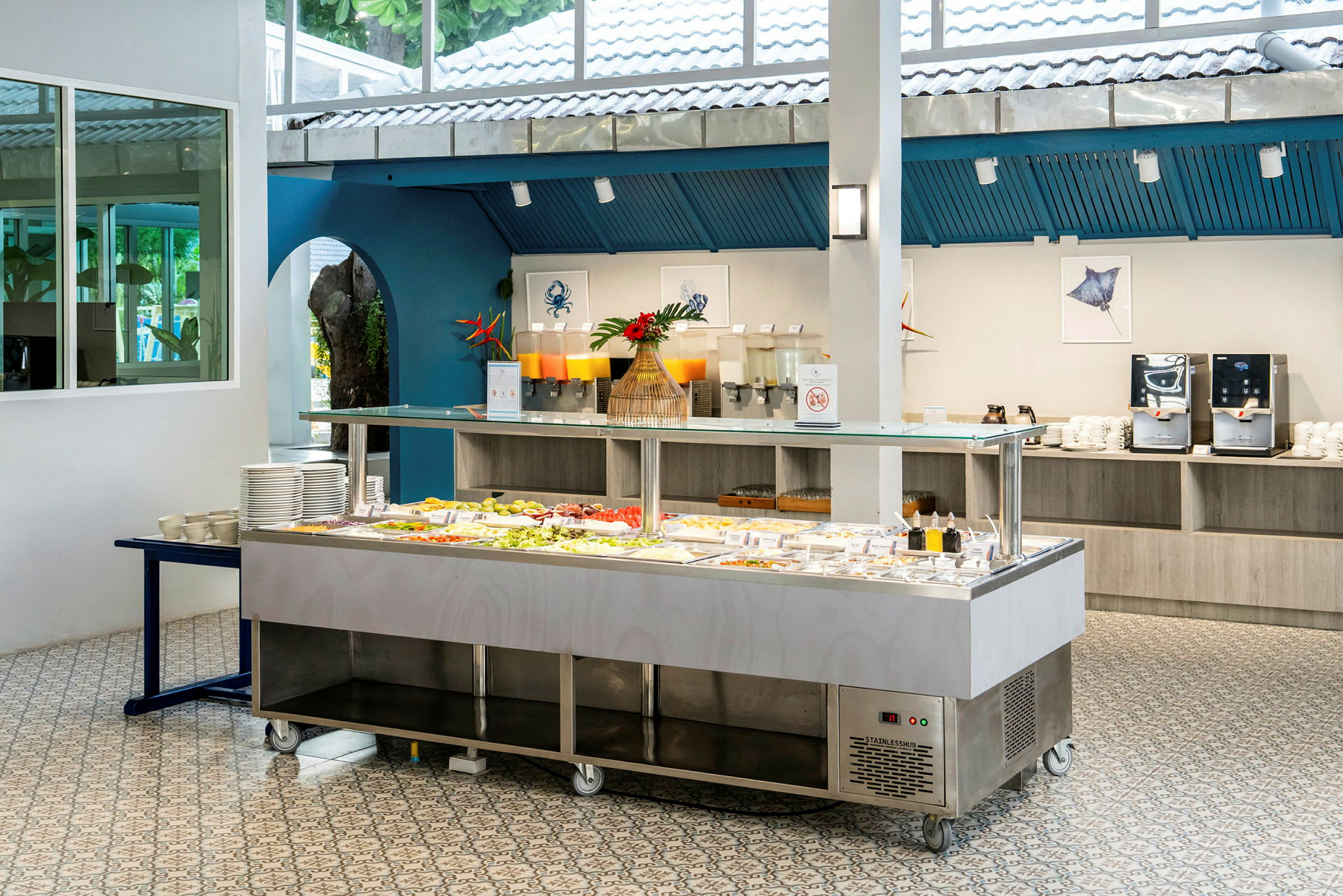 Buffet med salat og drikkestation i lyst rum. (AI-genereret tekst)