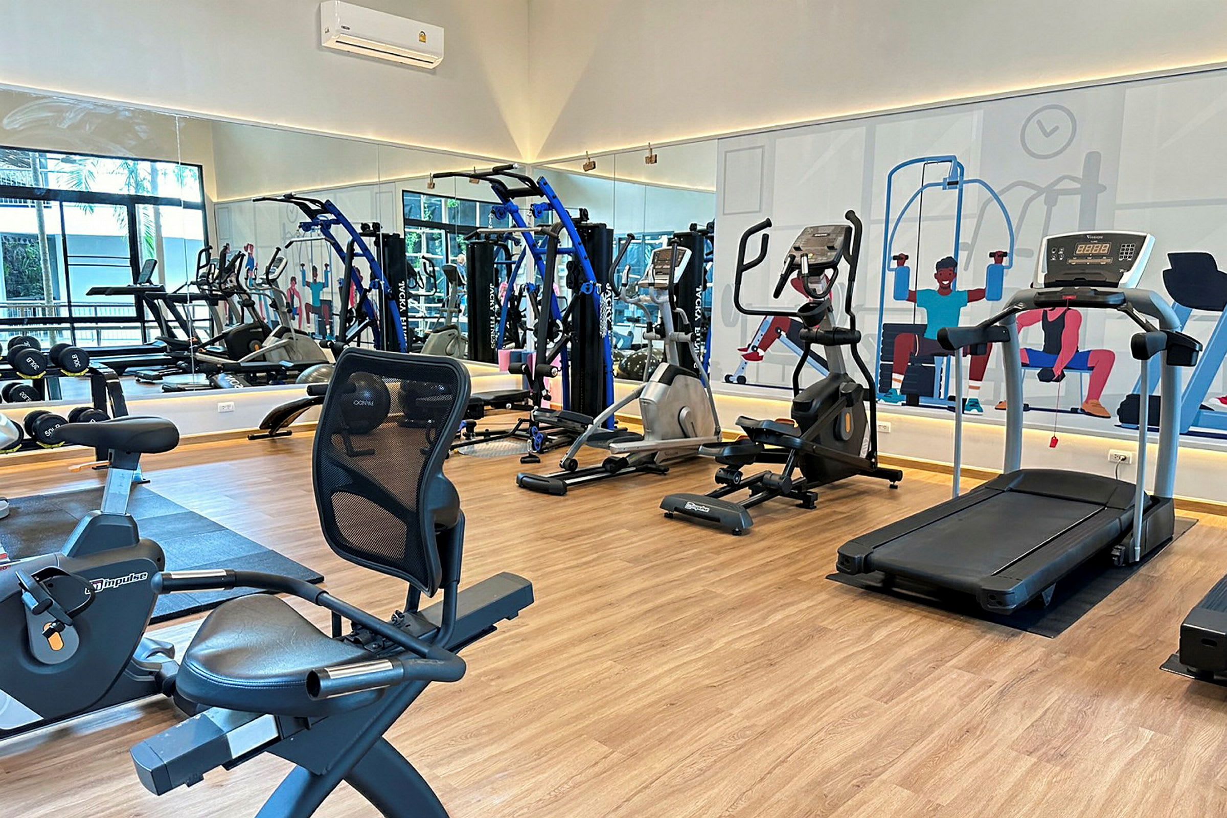 Træningsudstyr og maskiner i et fitnesscenter. (AI-genereret tekst)